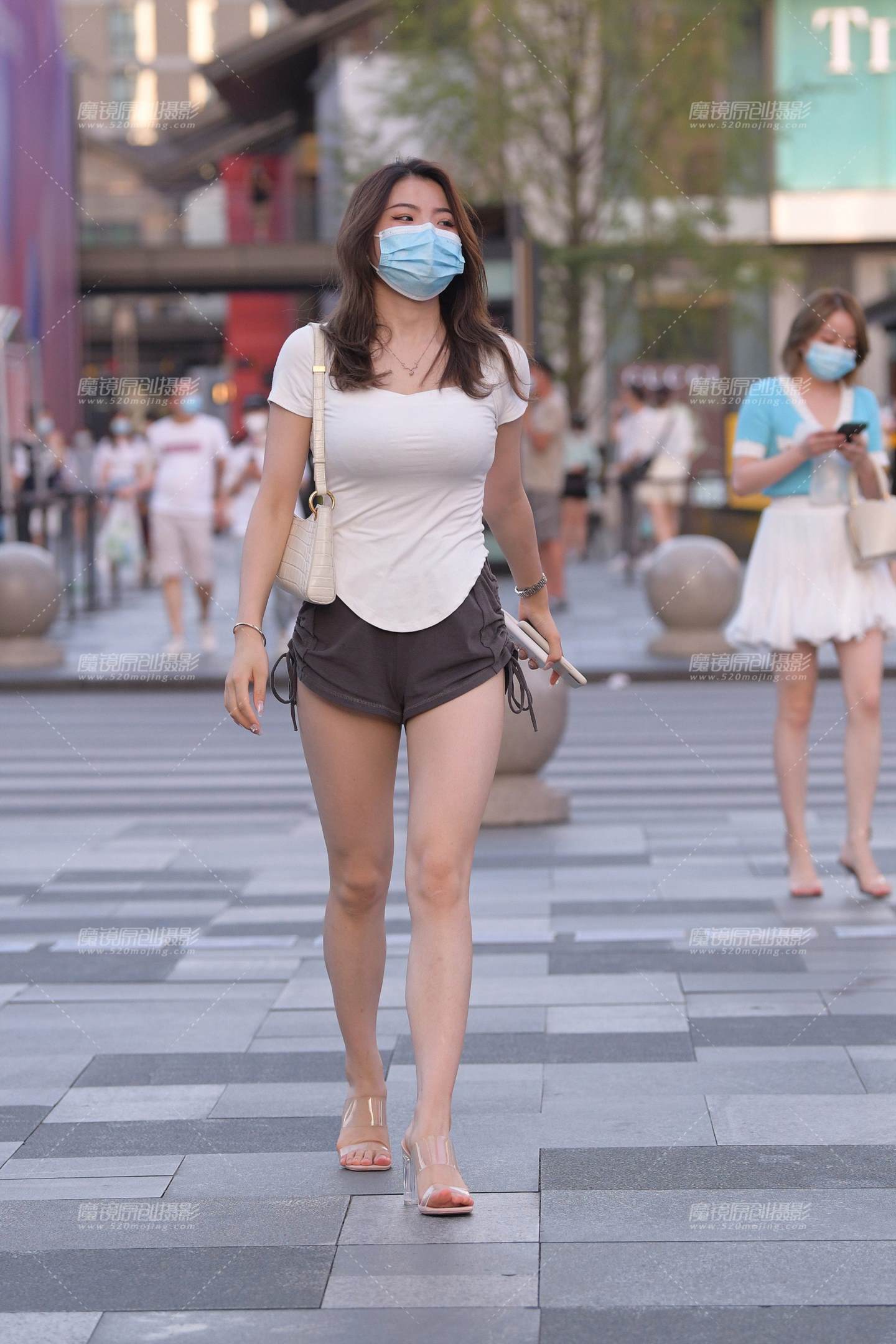 丰满的热裤大白腿美女-流行馆