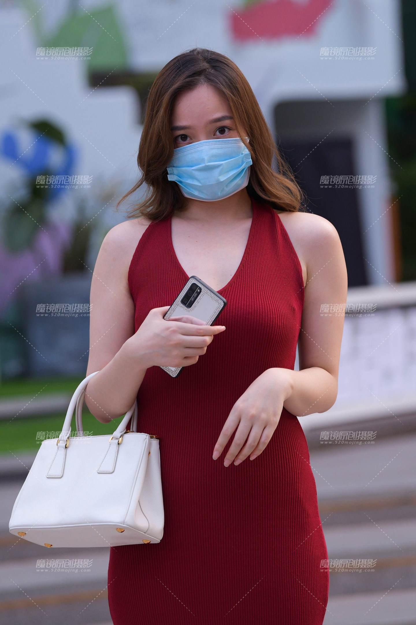 搭讪-深红色包臀裙韵味美女-流行馆