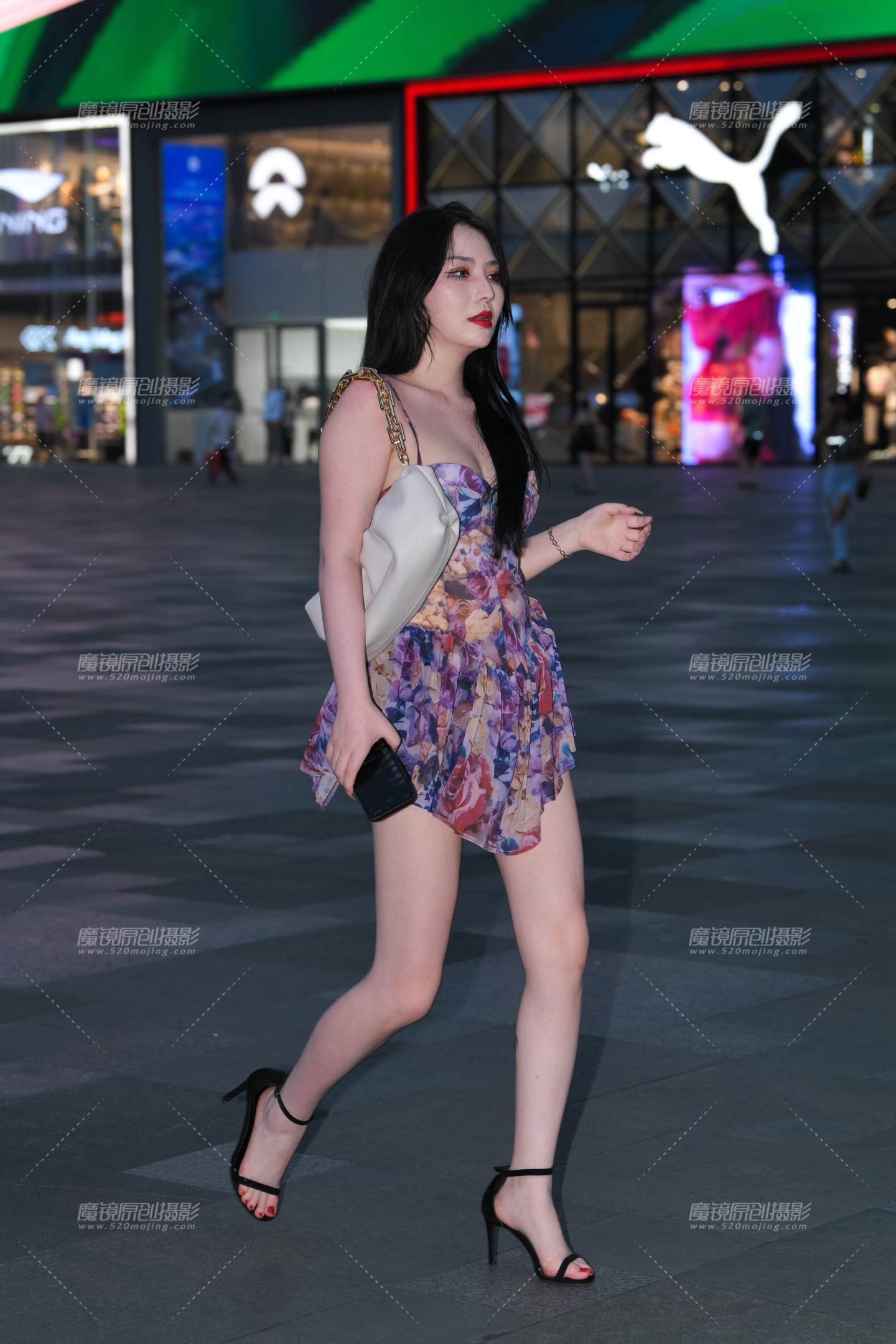 吊带花裙白皙美女-流行馆
