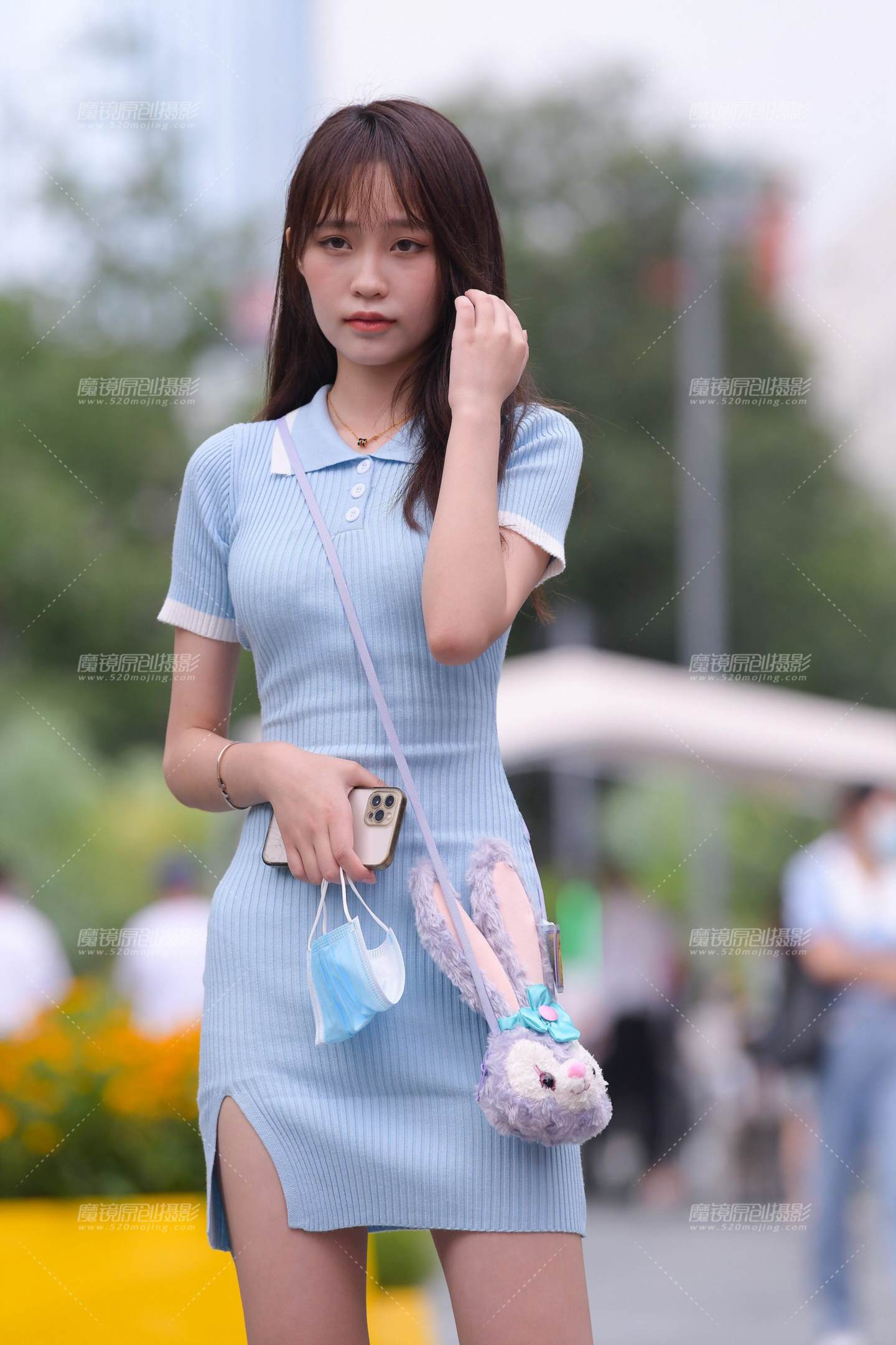 眉清目秀的美腿女孩-流行馆