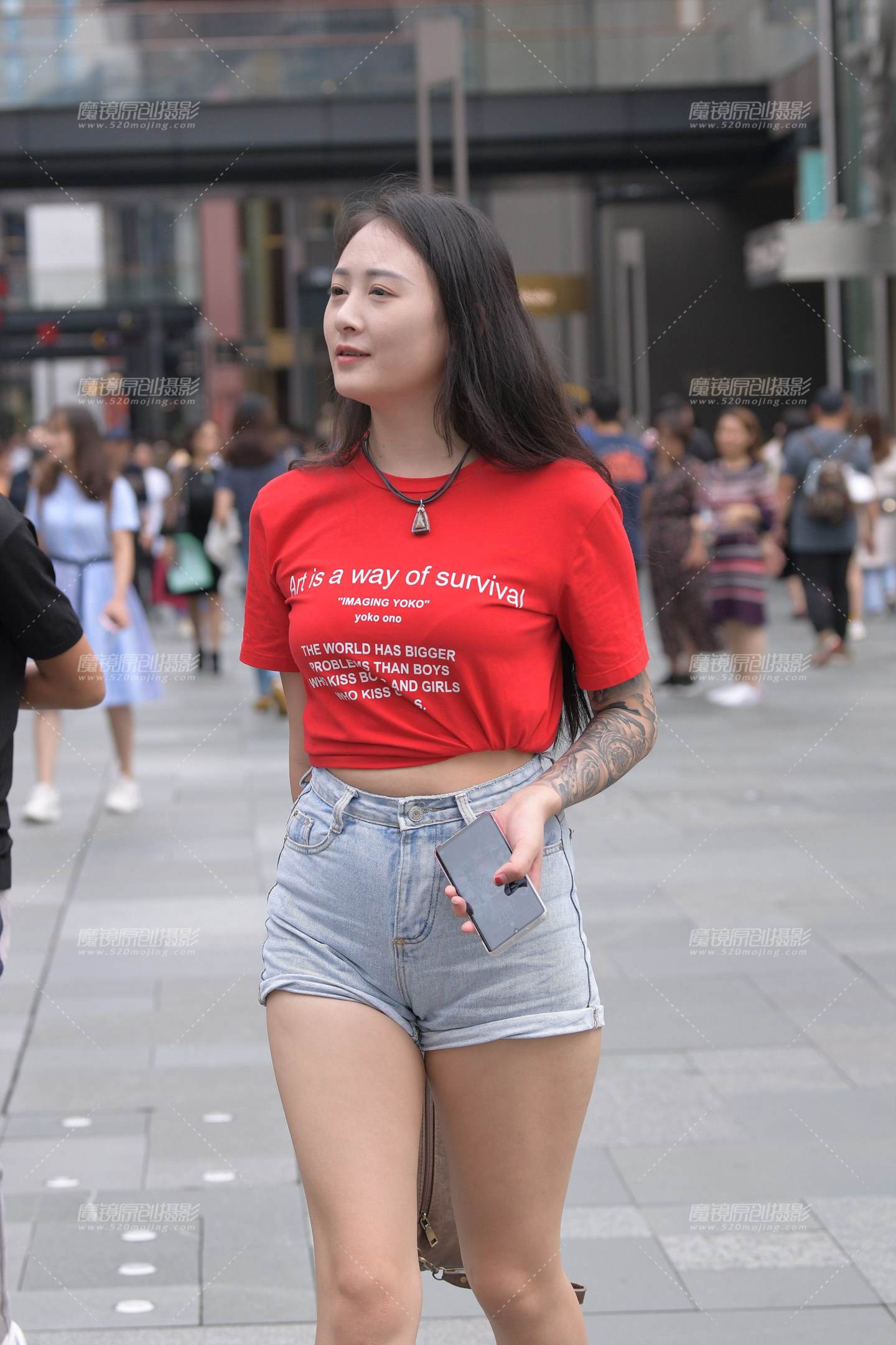 紧致牛仔热裤美女-流行馆