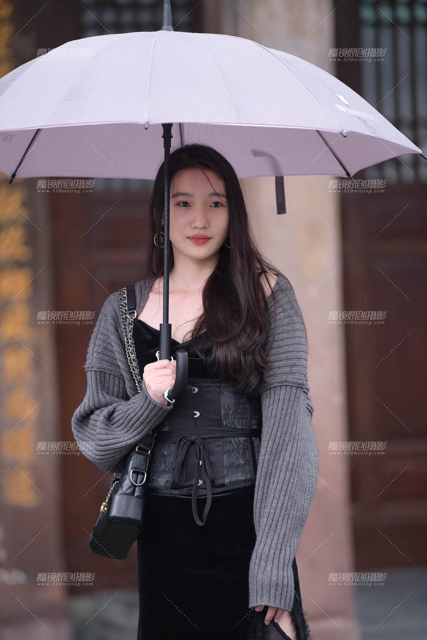细雨下的黑丝高跟小姐姐-流行馆