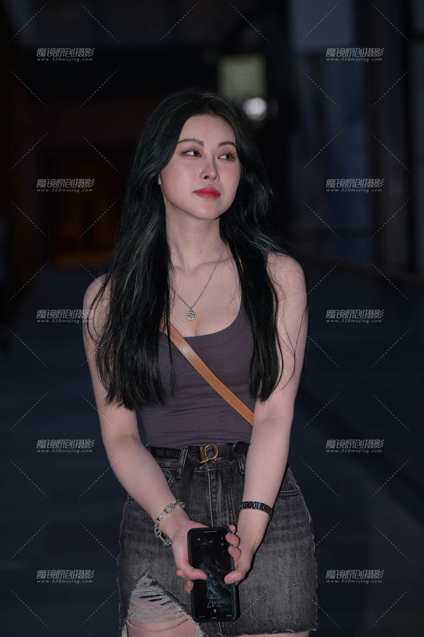 夜遇白皙美腿美女-流行馆