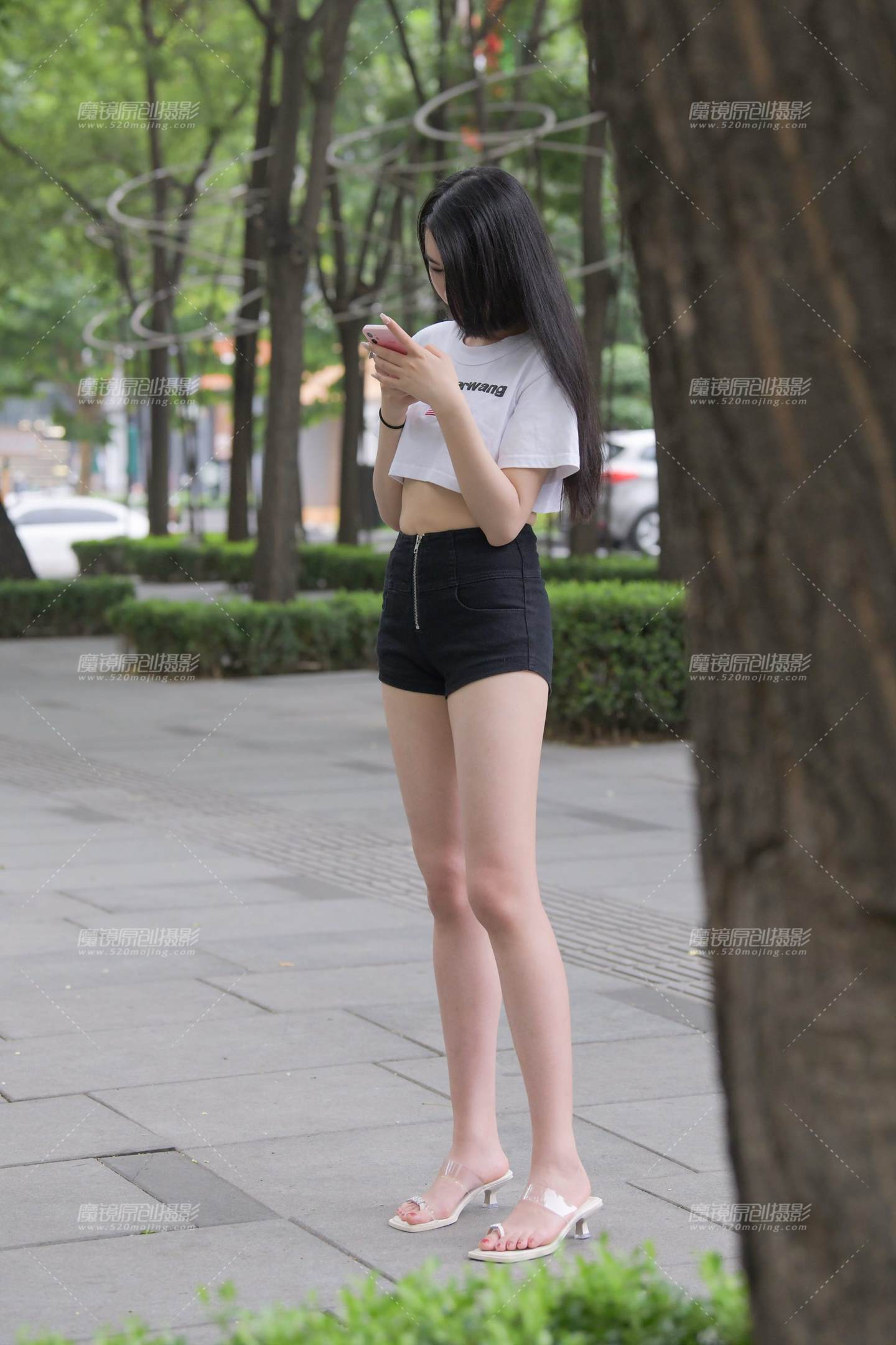 黑色热裤美腿美女-流行馆