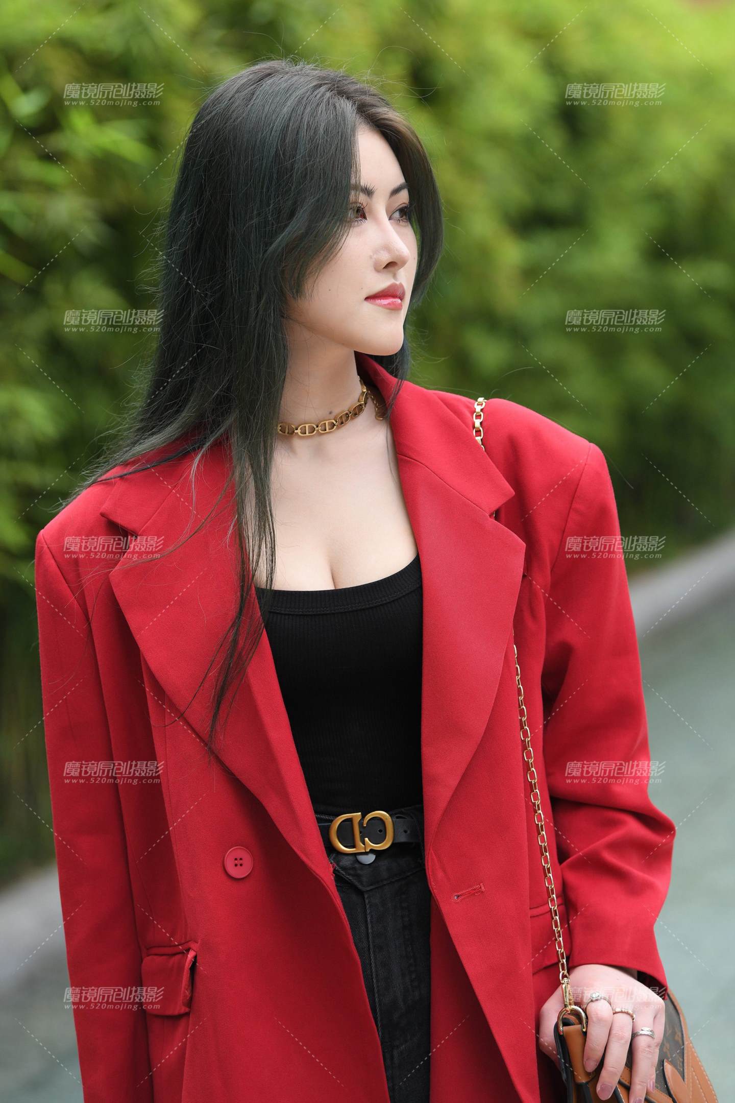 性感嫣红热裤美女-流行馆