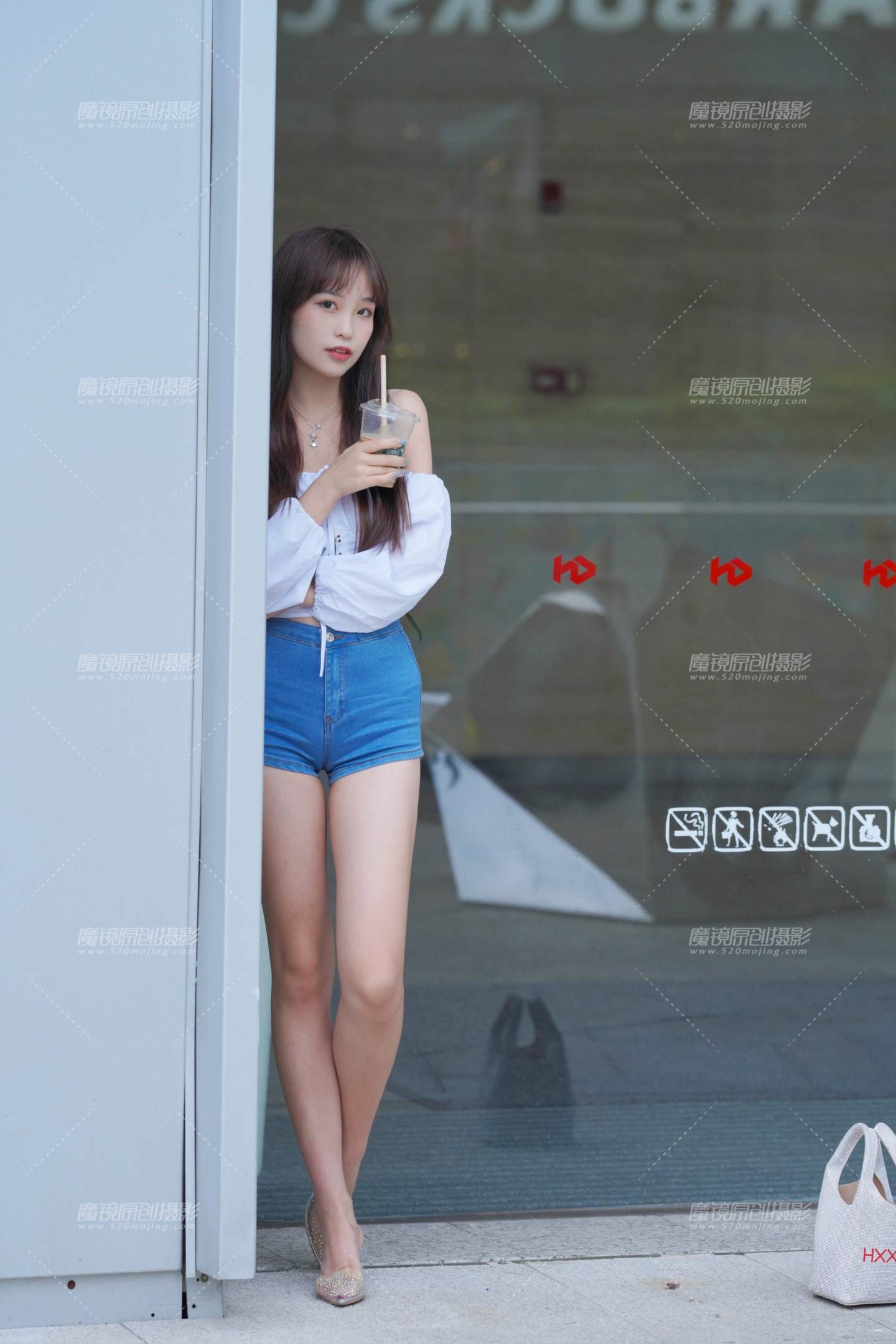 清新可爱的热裤女孩-流行馆