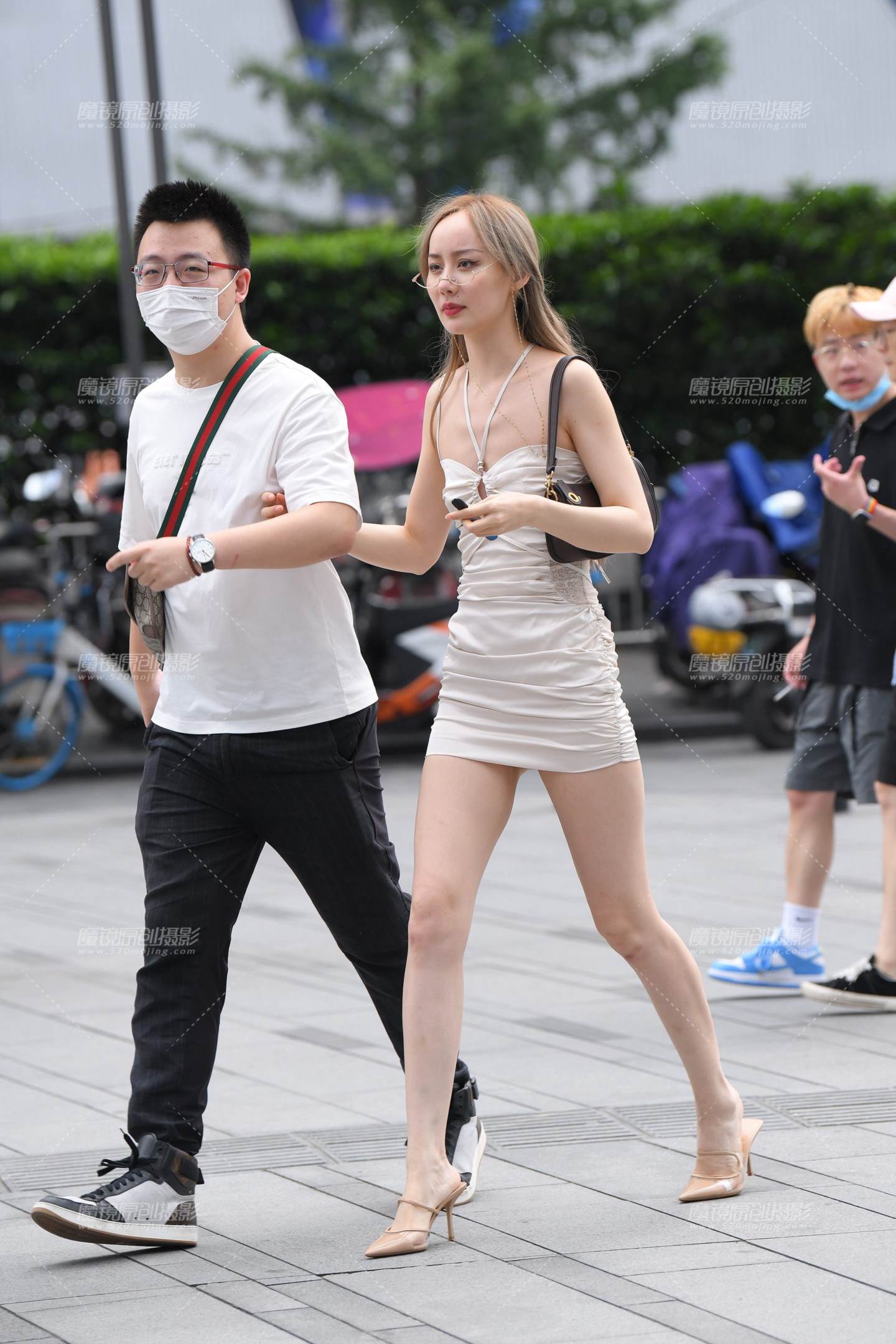 白皙美腿高跟美女-流行馆