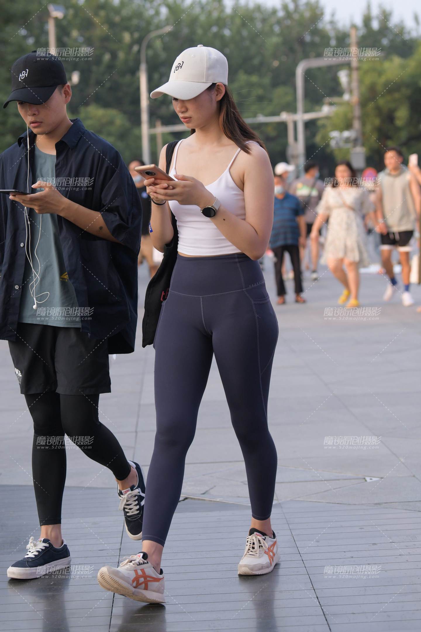 蓝色瑜伽裤鸭舌帽美女-流行馆