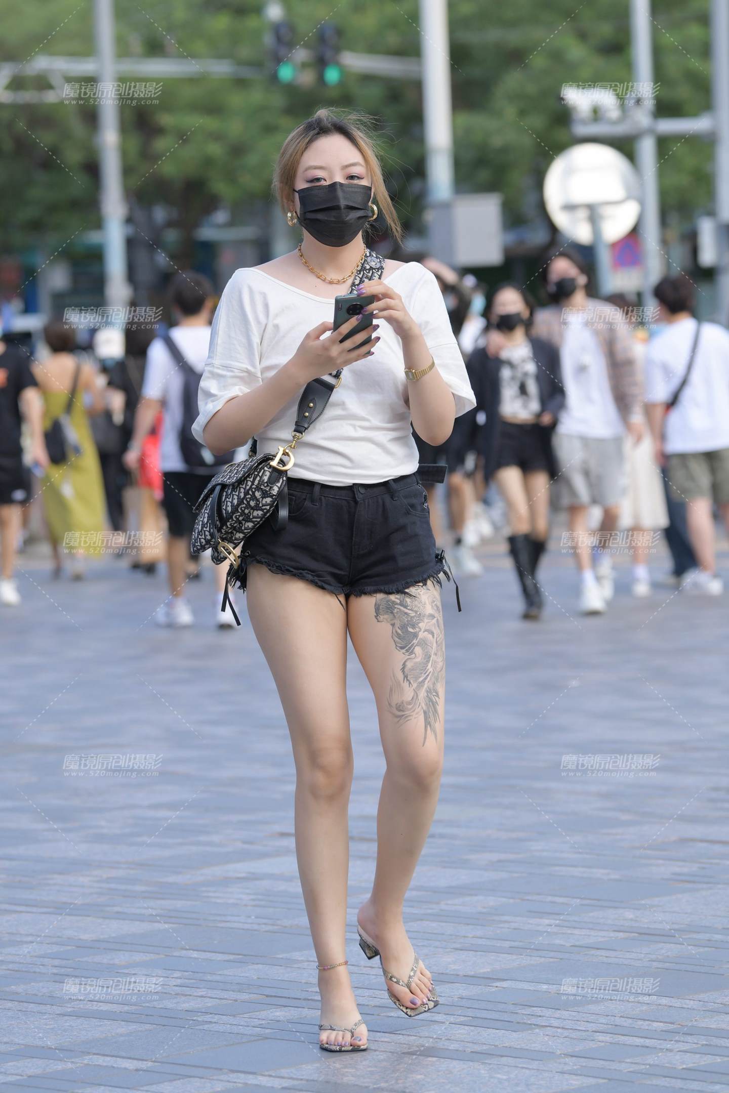 性感露背黑色热裤美女-流行馆