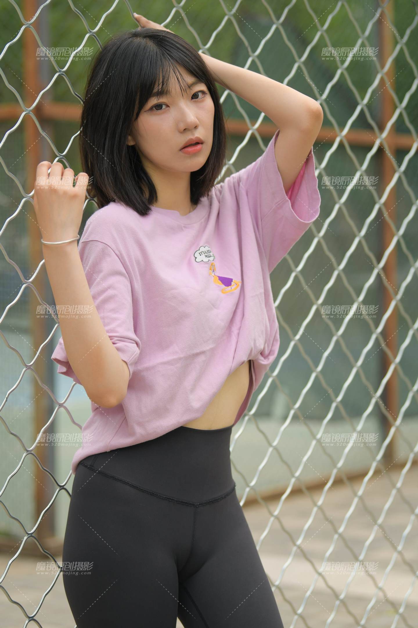 黑色瑜伽篮球课女孩-流行馆