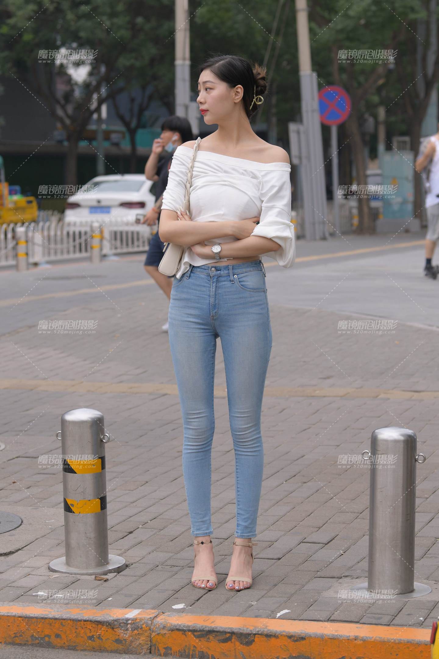 高挑的紧牛美女-流行馆