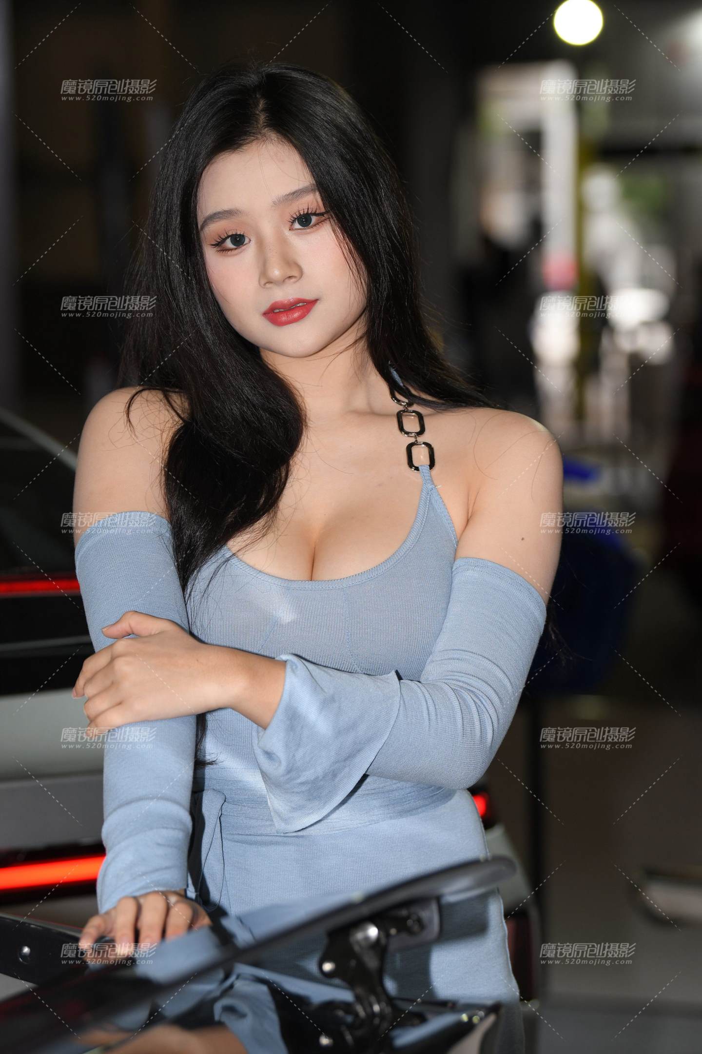 丰满的车模美女-流行馆