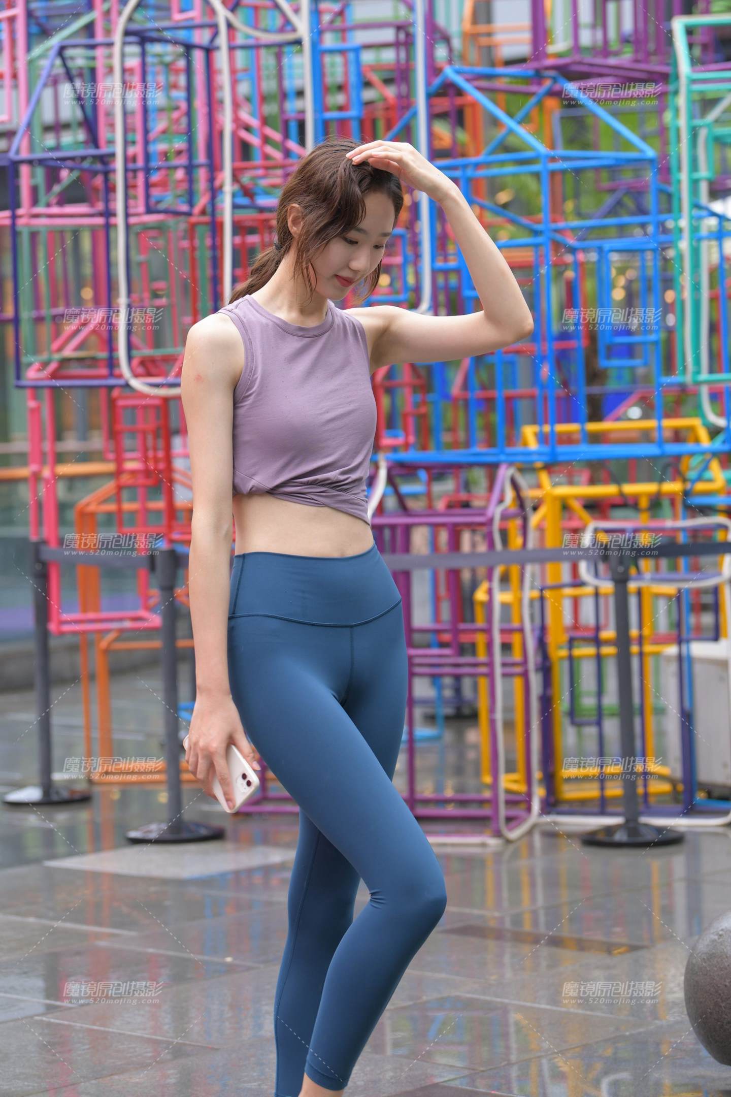 蓝色瑜伽裤运动系高挑美女-流行馆