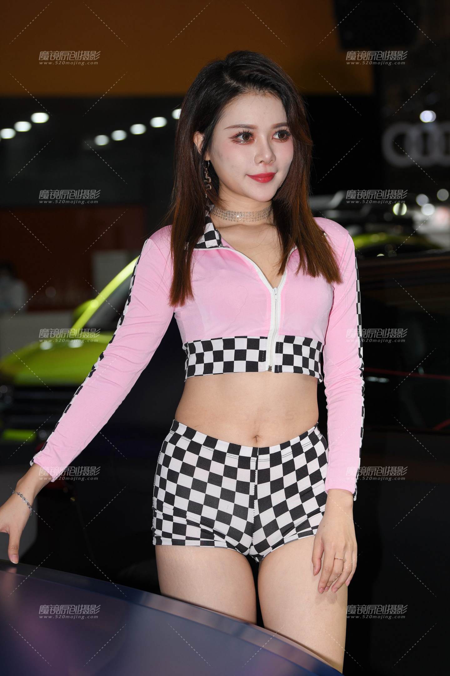 紧致热裤女孩-流行馆