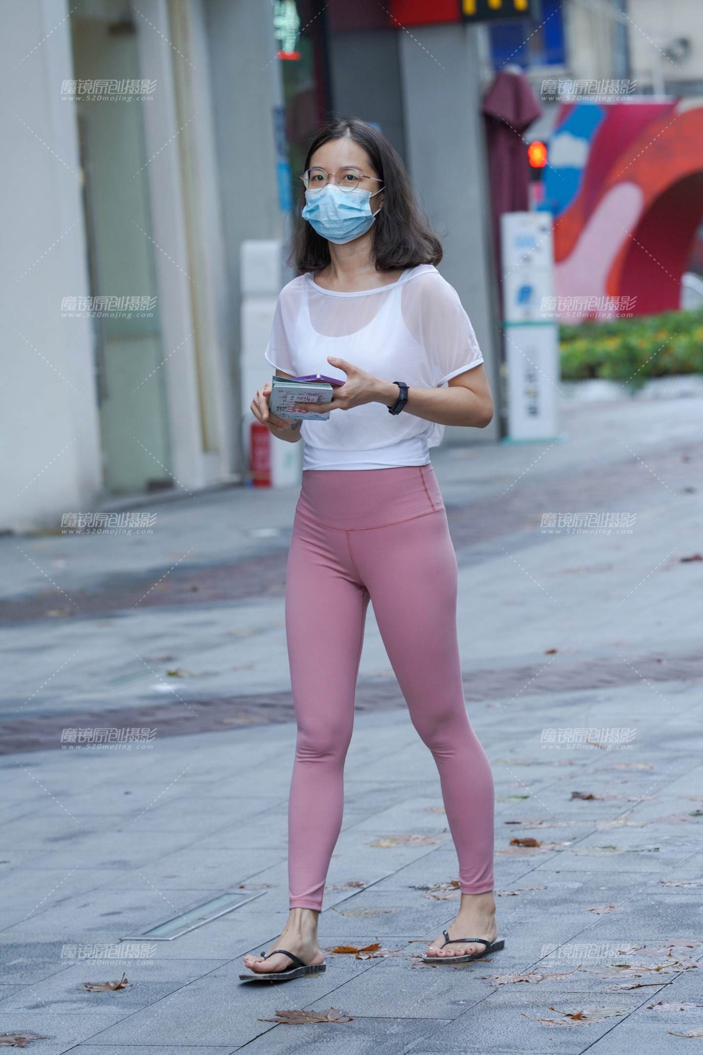 图片[3]-发传单的瑜伽女孩-流行馆