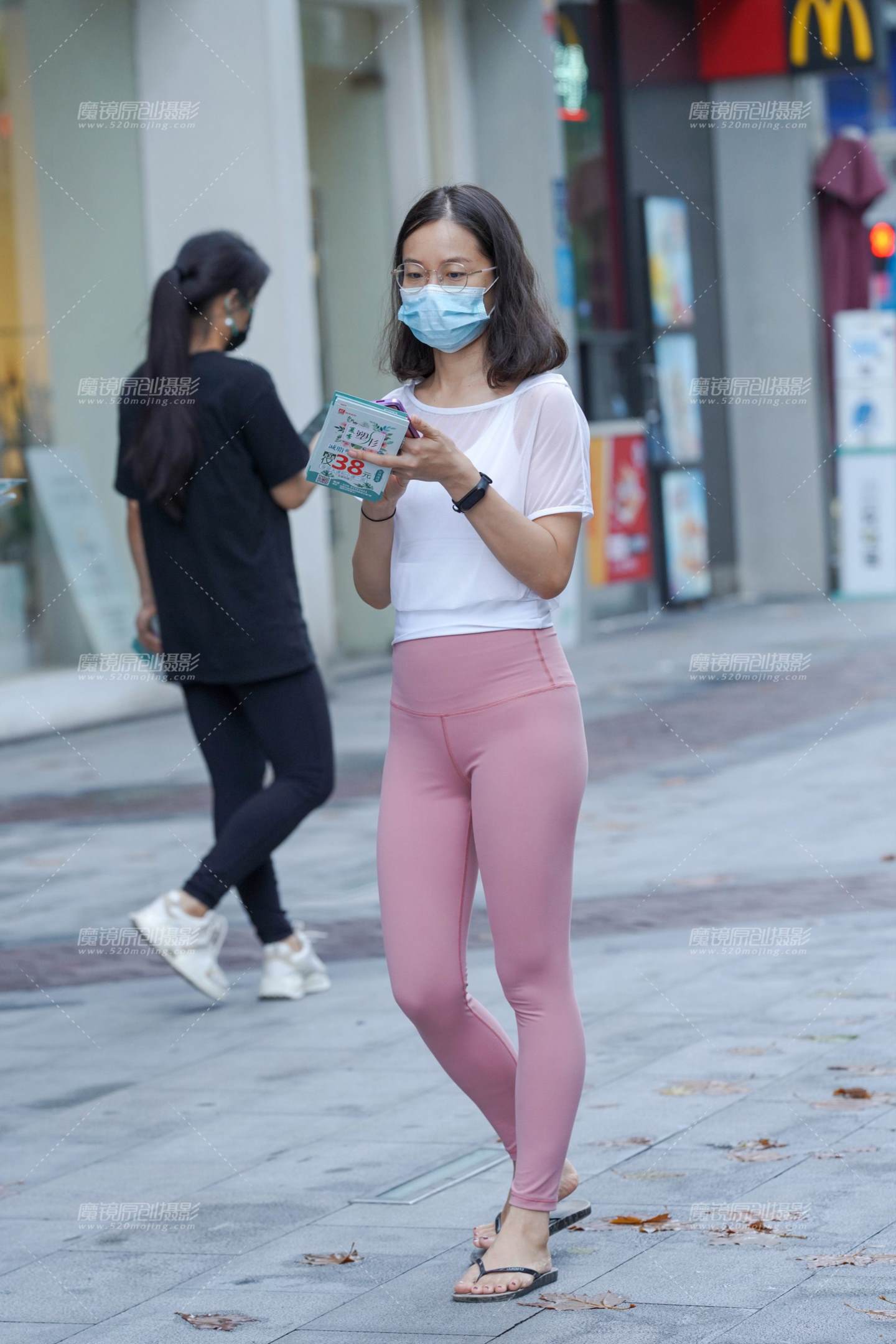 图片[5]-发传单的瑜伽女孩-流行馆