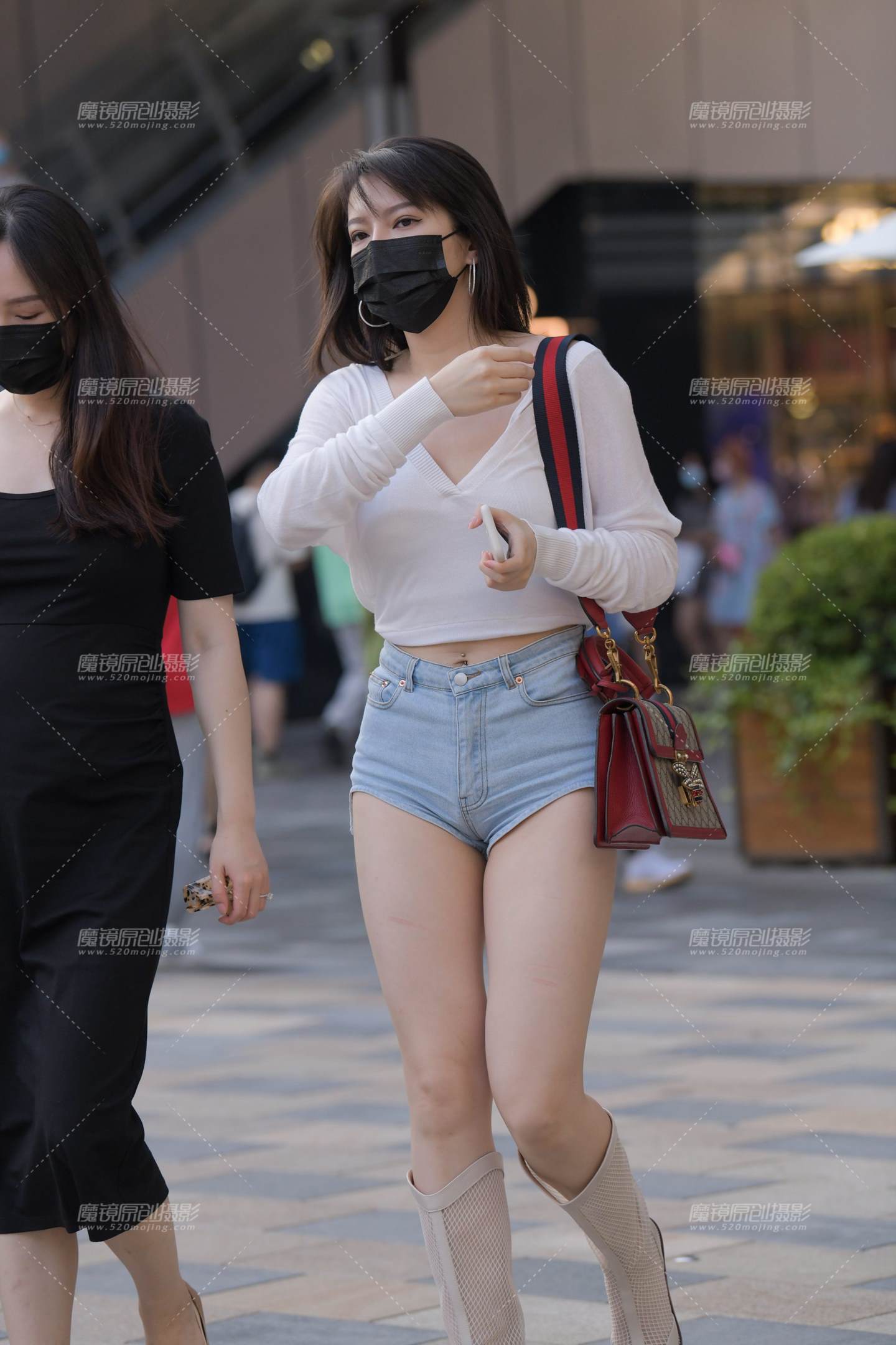 紧身牛仔热裤耳环美女-流行馆