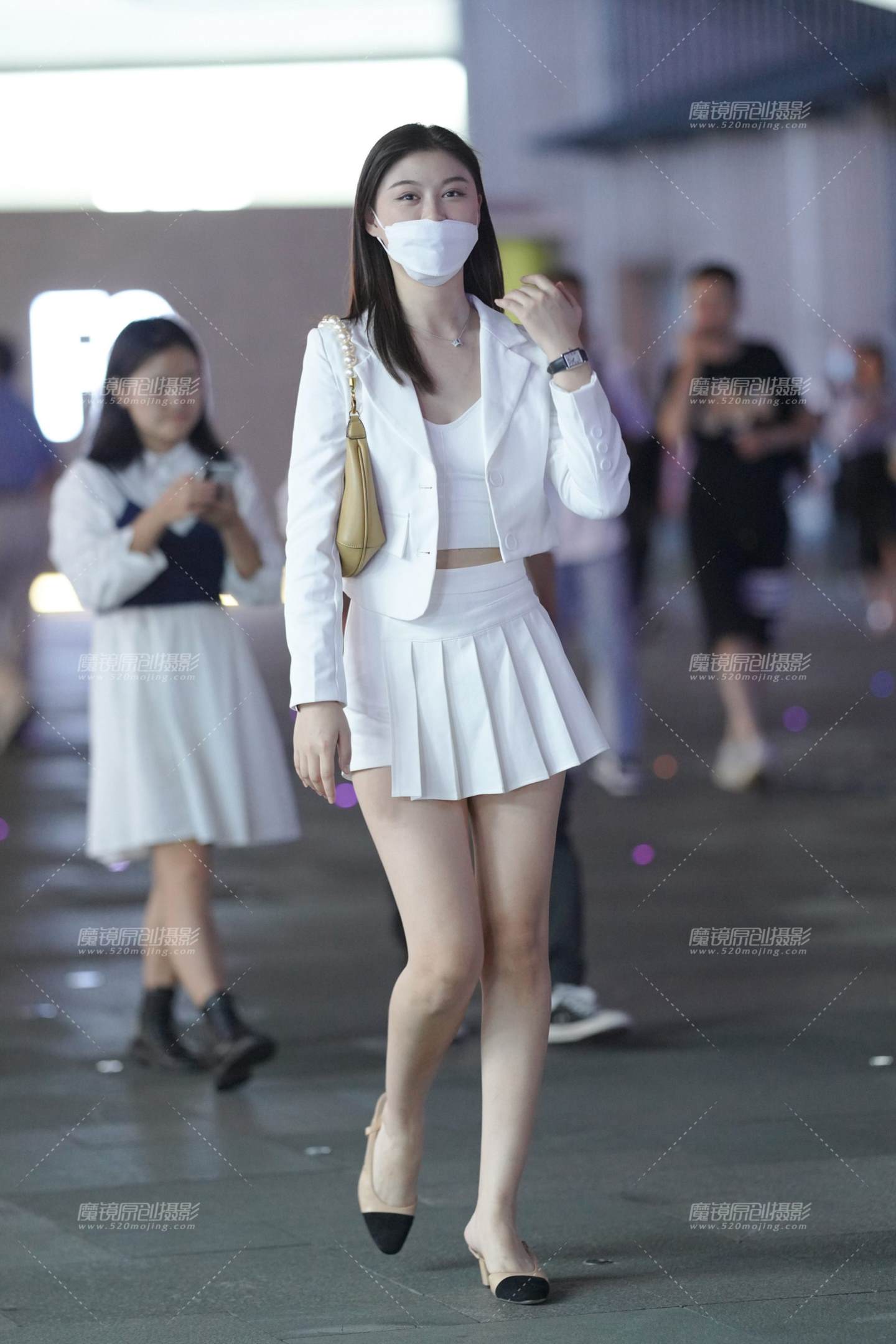 肤白貌美百褶裙美女-流行馆