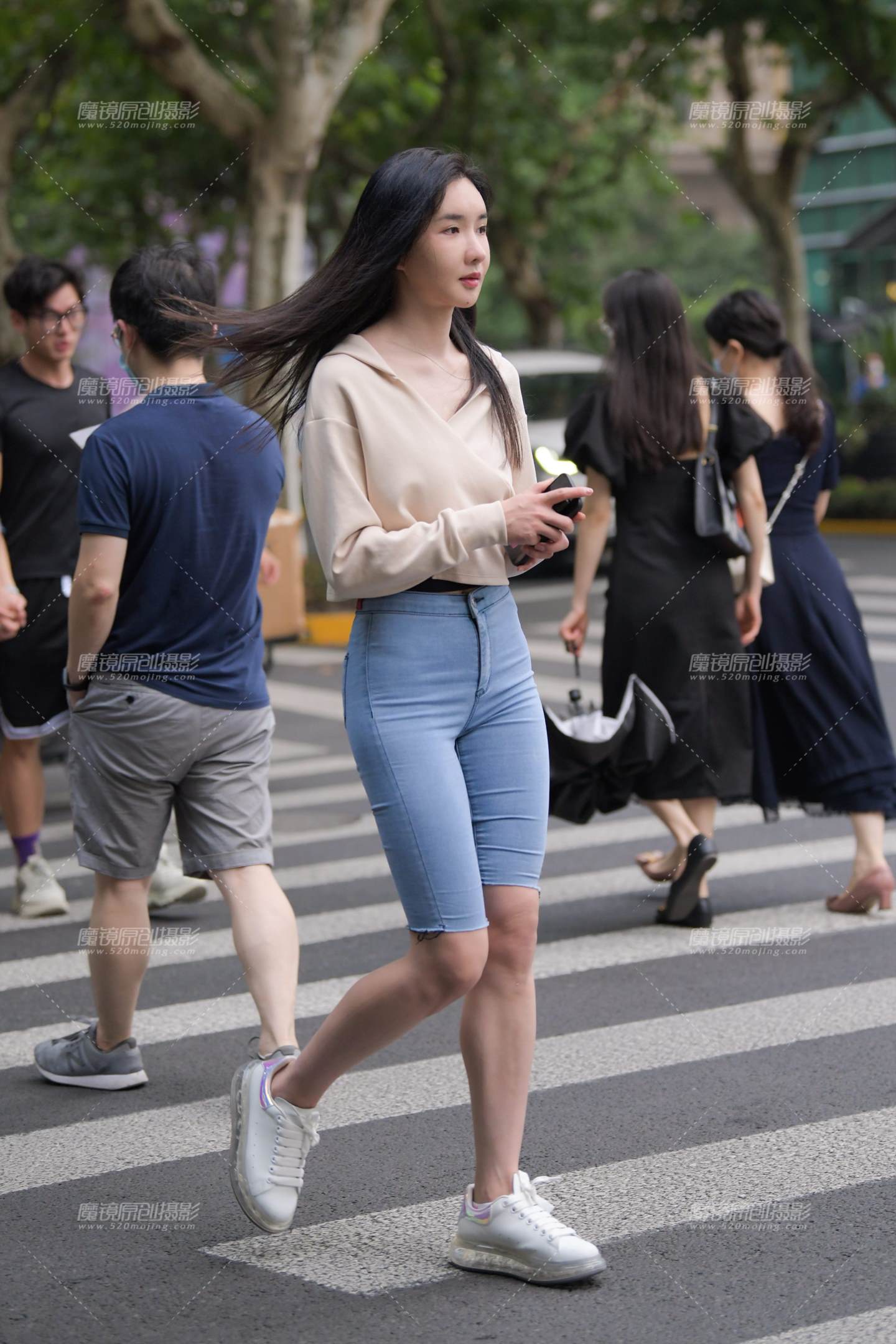 过斑马线的美女-流行馆