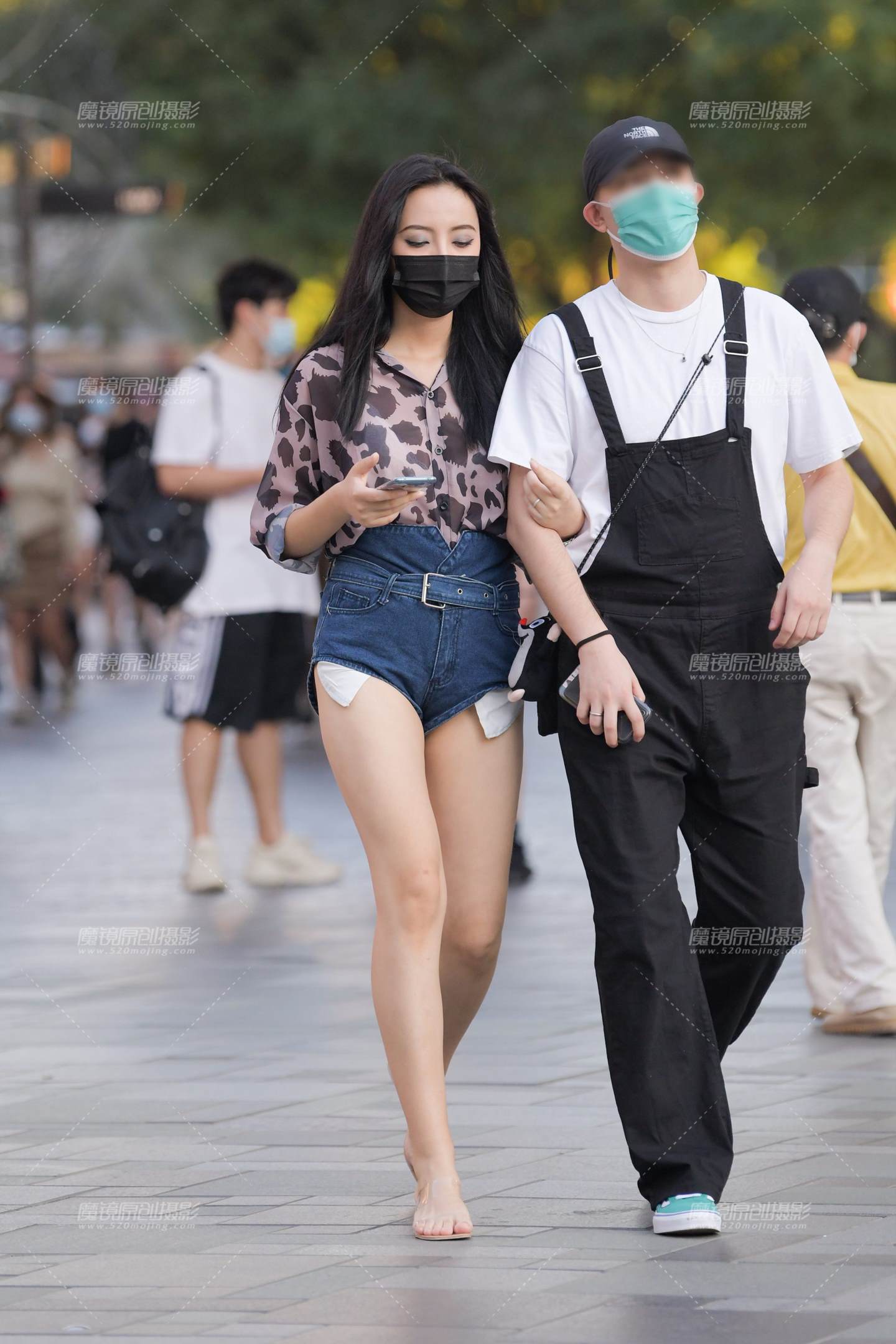 高挑美腿牛仔短裤美女-流行馆