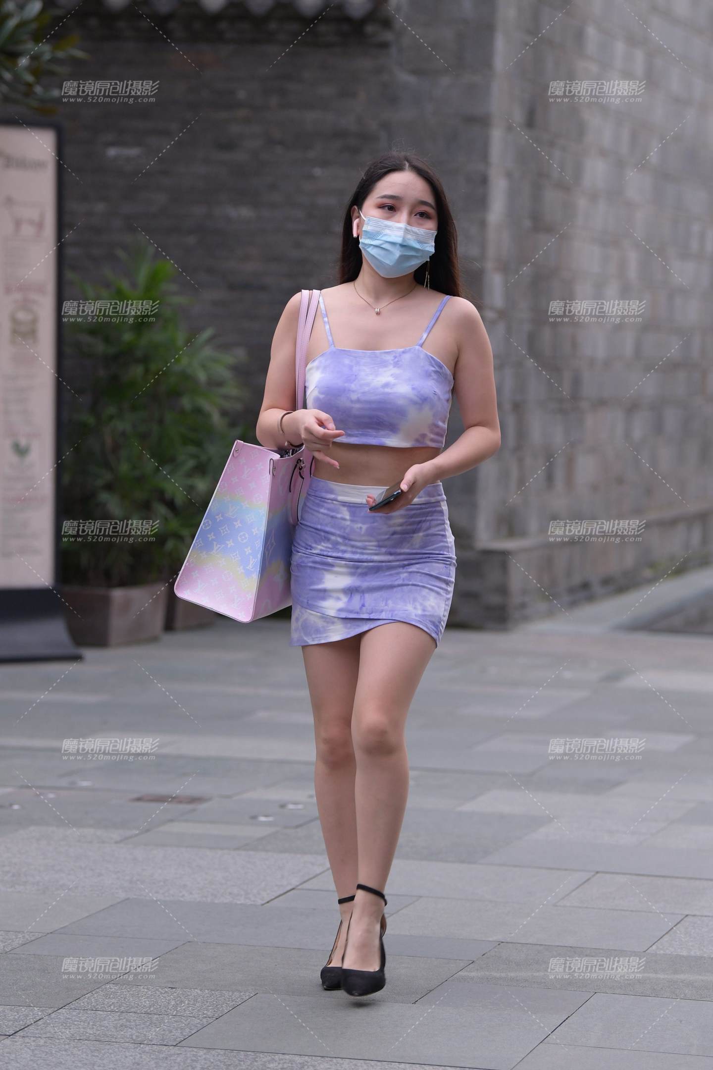 小吊带，翘臀美眉-流行馆