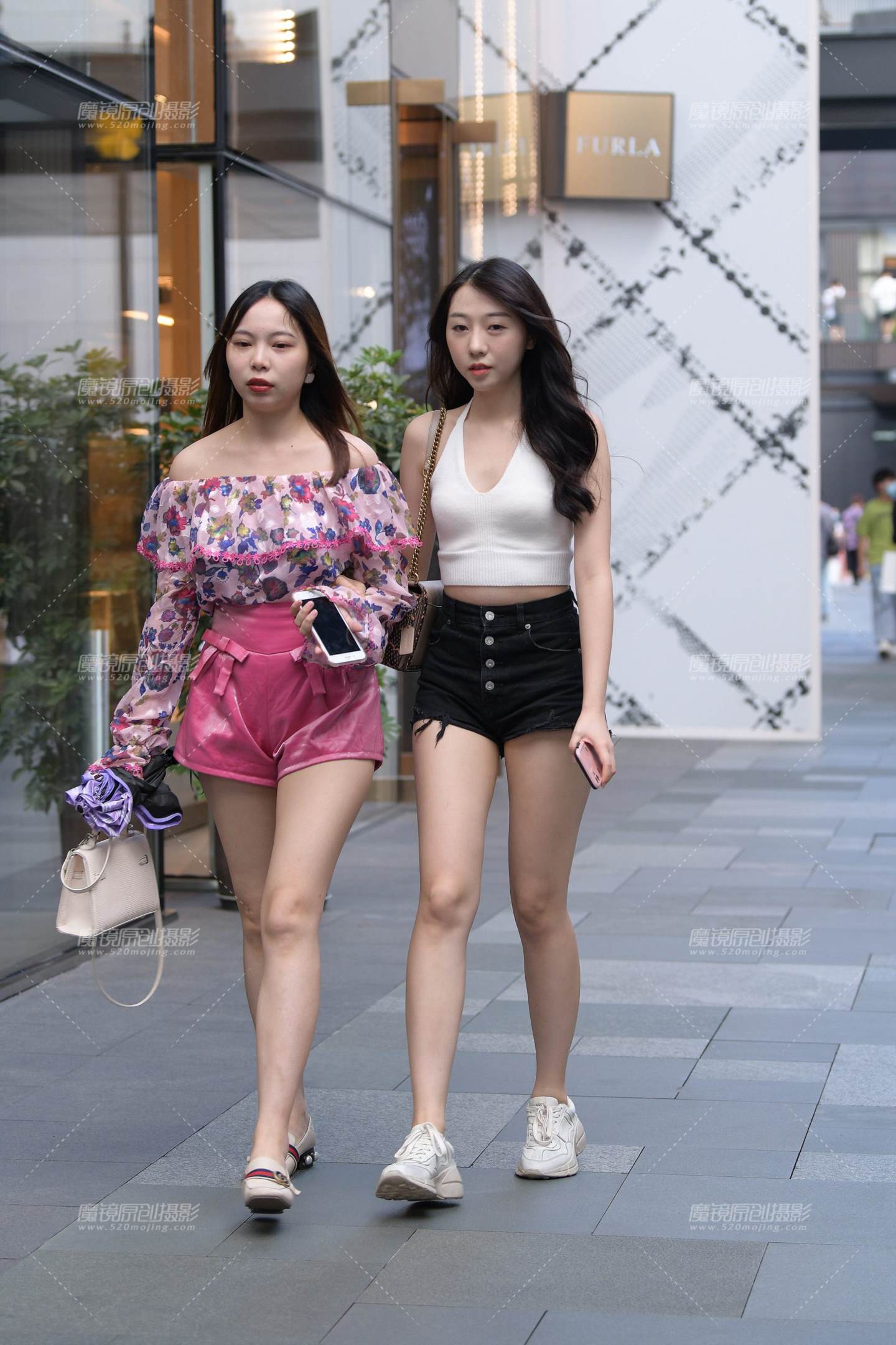 热裤大长腿女孩-流行馆