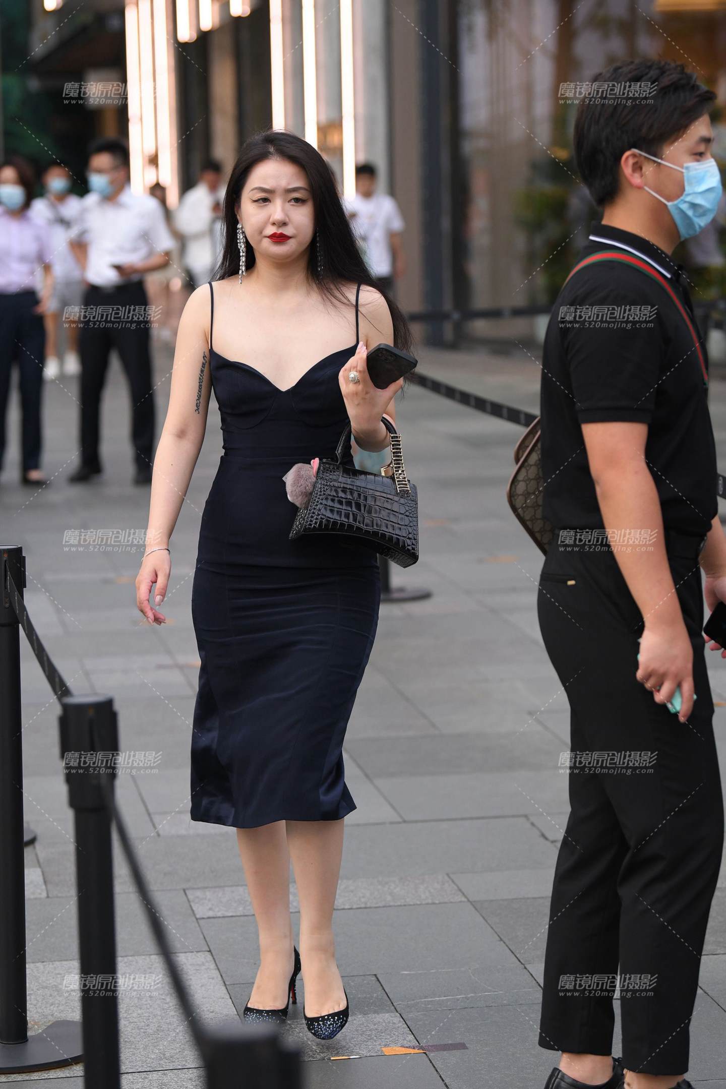 丰腴的红唇女子-流行馆