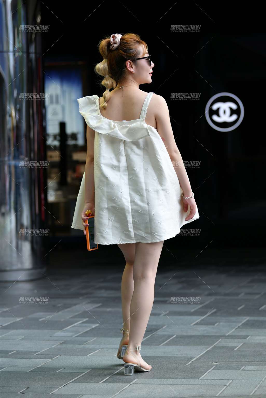 图片[2]-洁白短裙气质美女-街拍流行馆