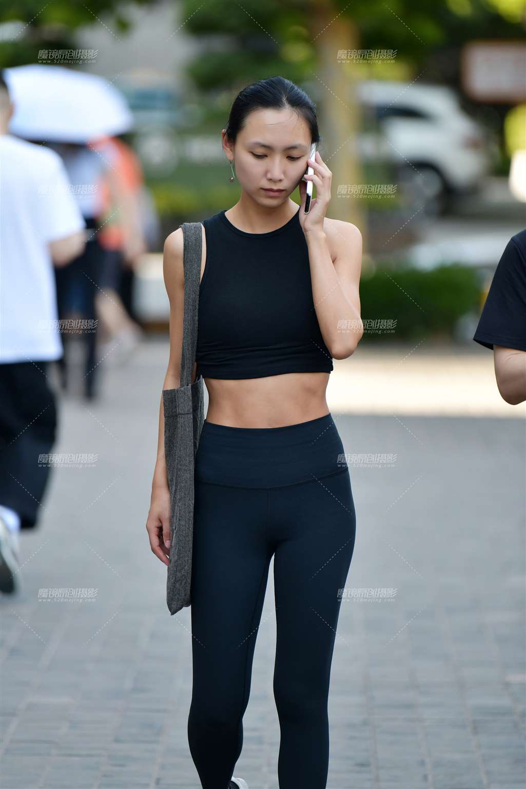图片[1]-打电话的紧身瑜伽裤美女-街拍流行馆