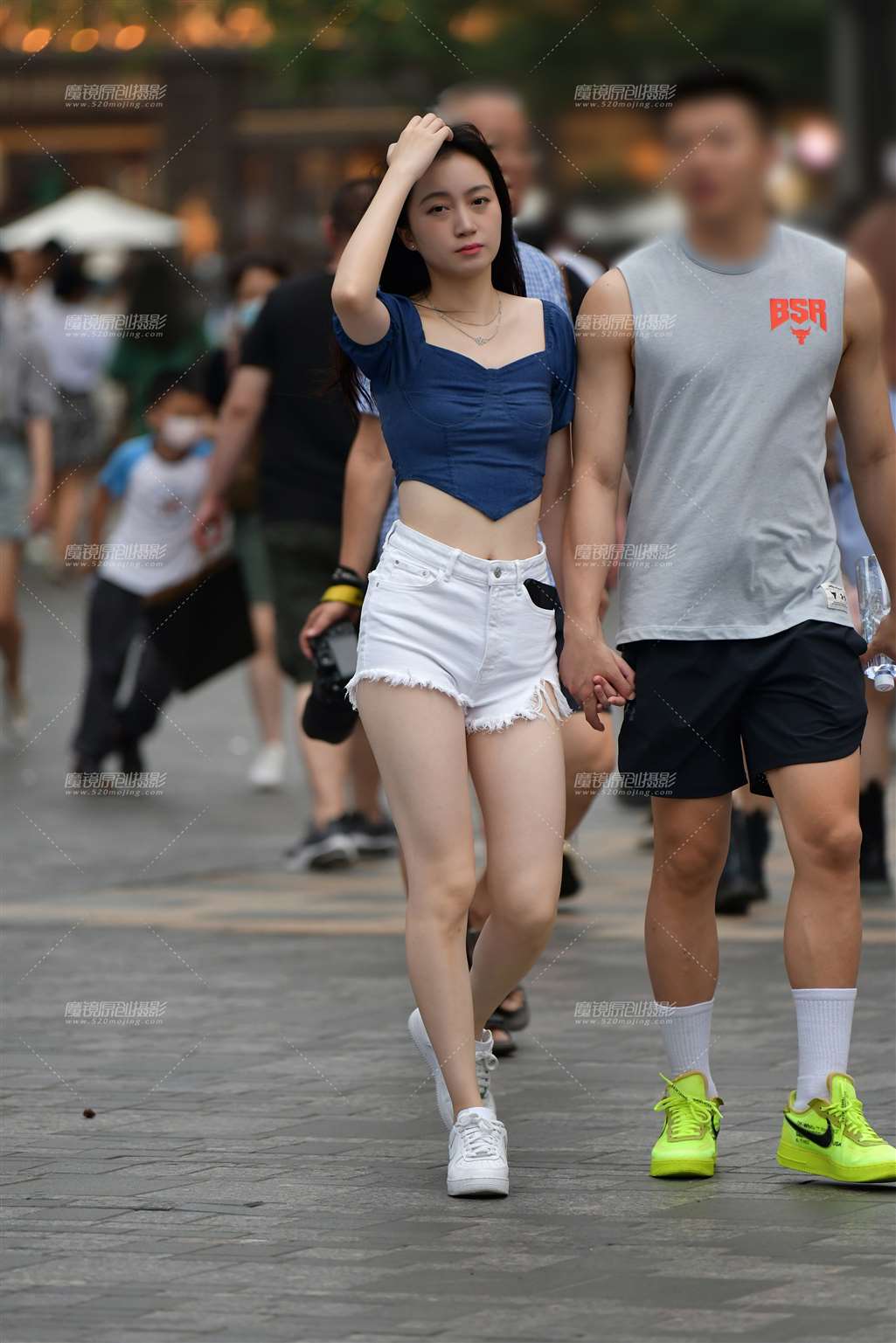 图片[1]-雨中白热裤美女-街拍流行馆