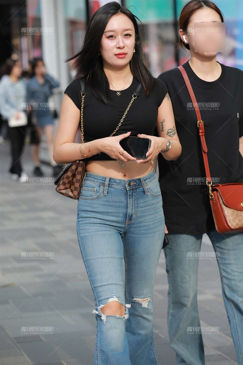 图片[1]-【玻璃街拍】蓝色牛仔裤美女-街拍流行馆