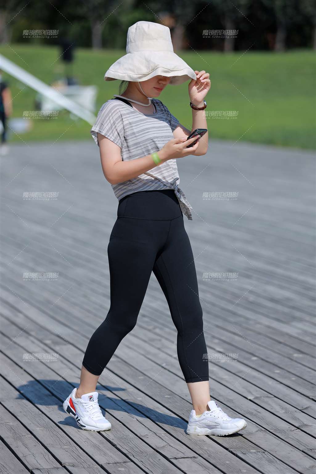 图片[1]-课间休息紧身瑜伽裤美女-街拍流行馆