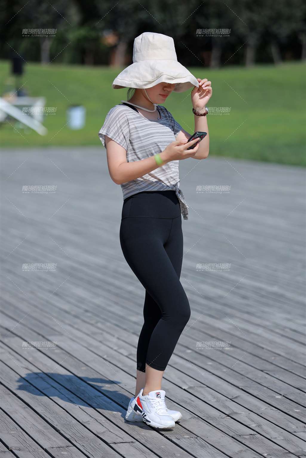 图片[3]-课间休息紧身瑜伽裤美女-街拍流行馆