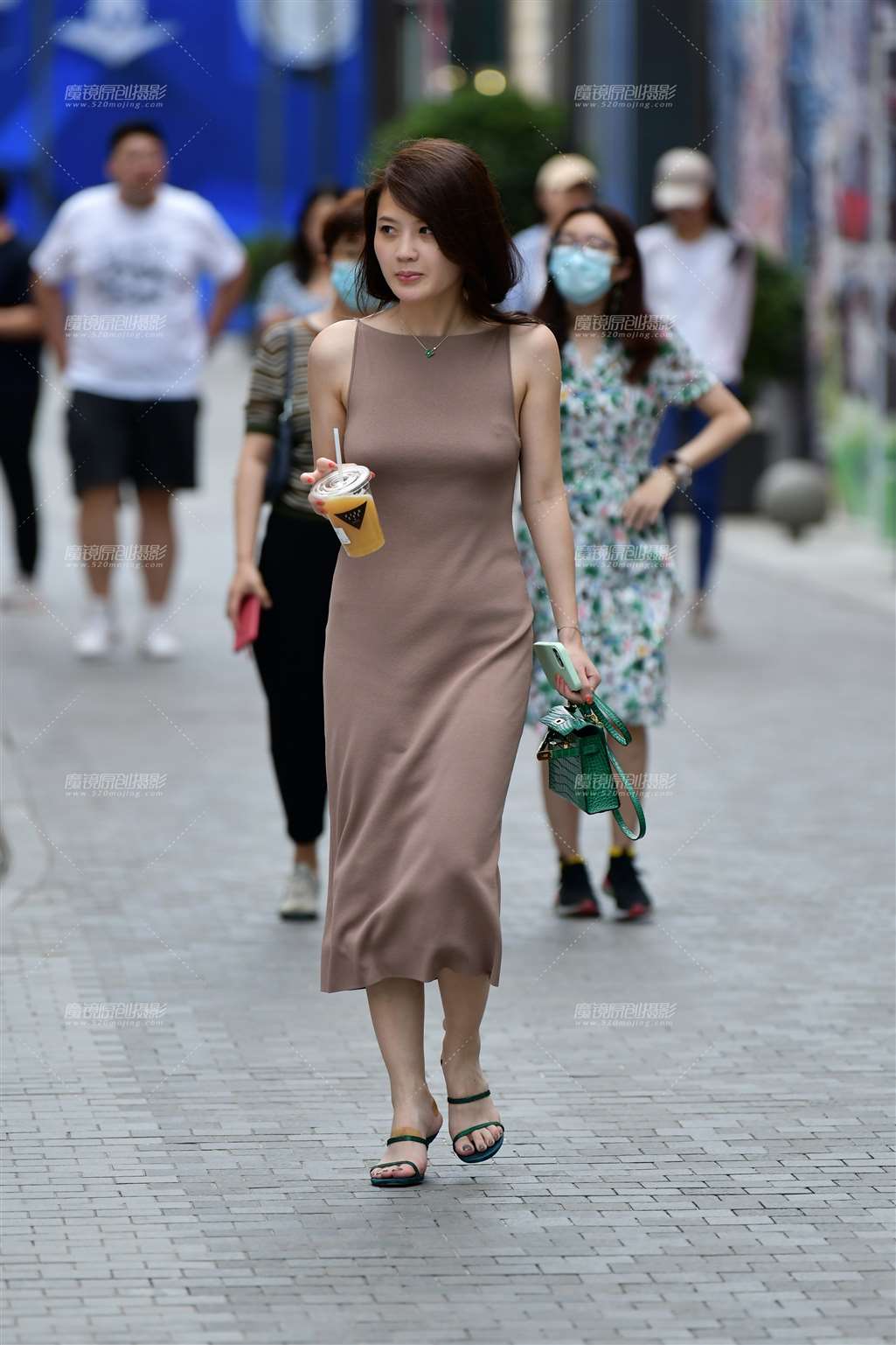 图片[4]-腼腆长裙美女-街拍流行馆