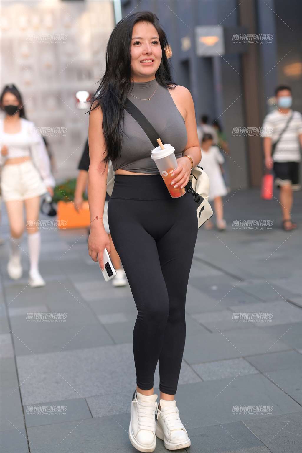 图片[1]-运动系丰腴美女-街拍流行馆