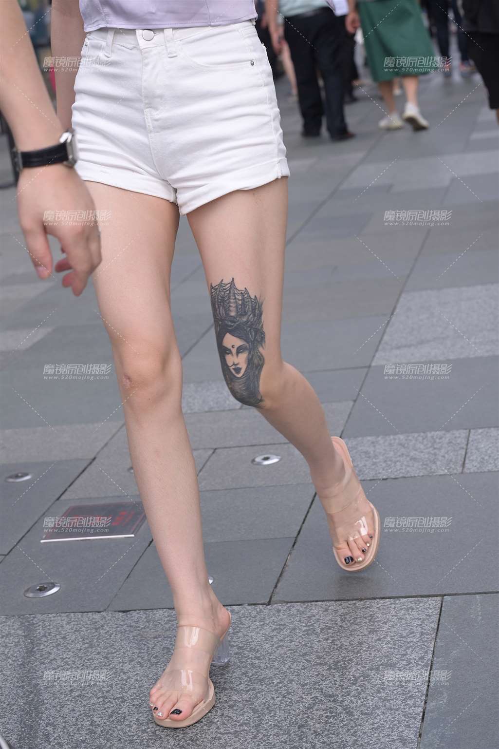 图片[4]-热裤长腿美女-街拍流行馆