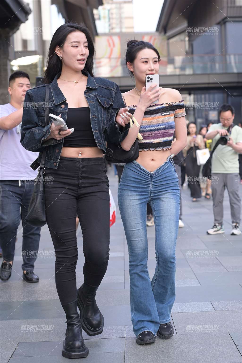 图片[1]-爱笑的牛仔裤小姐姐-街拍流行馆