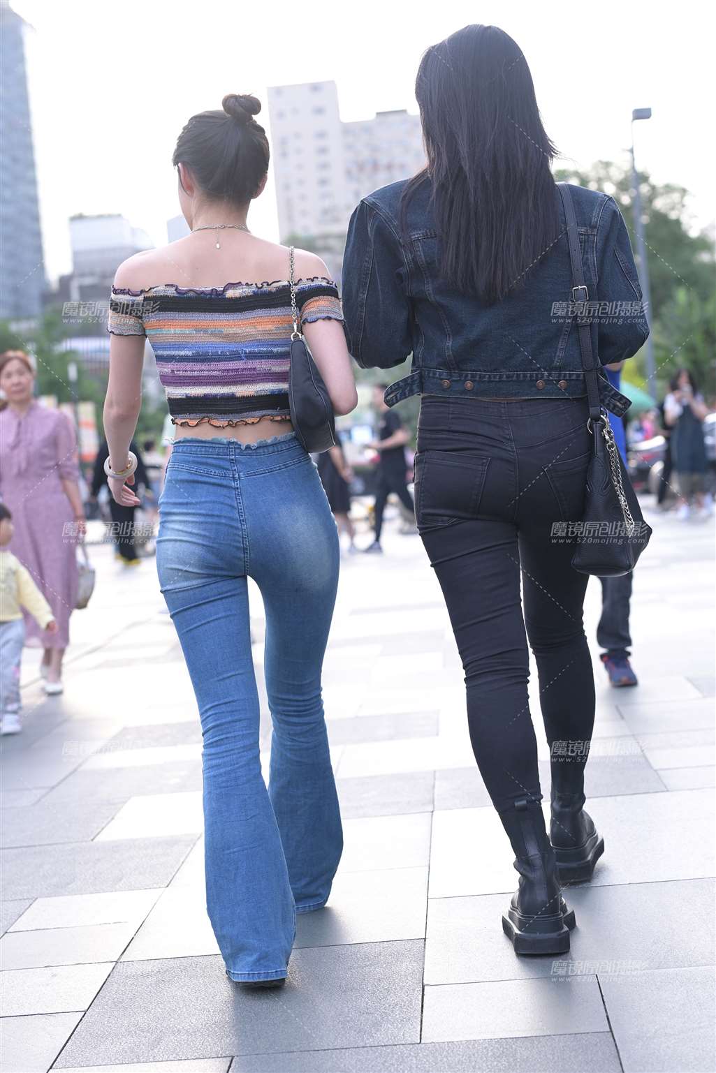 图片[2]-爱笑的牛仔裤小姐姐-街拍流行馆