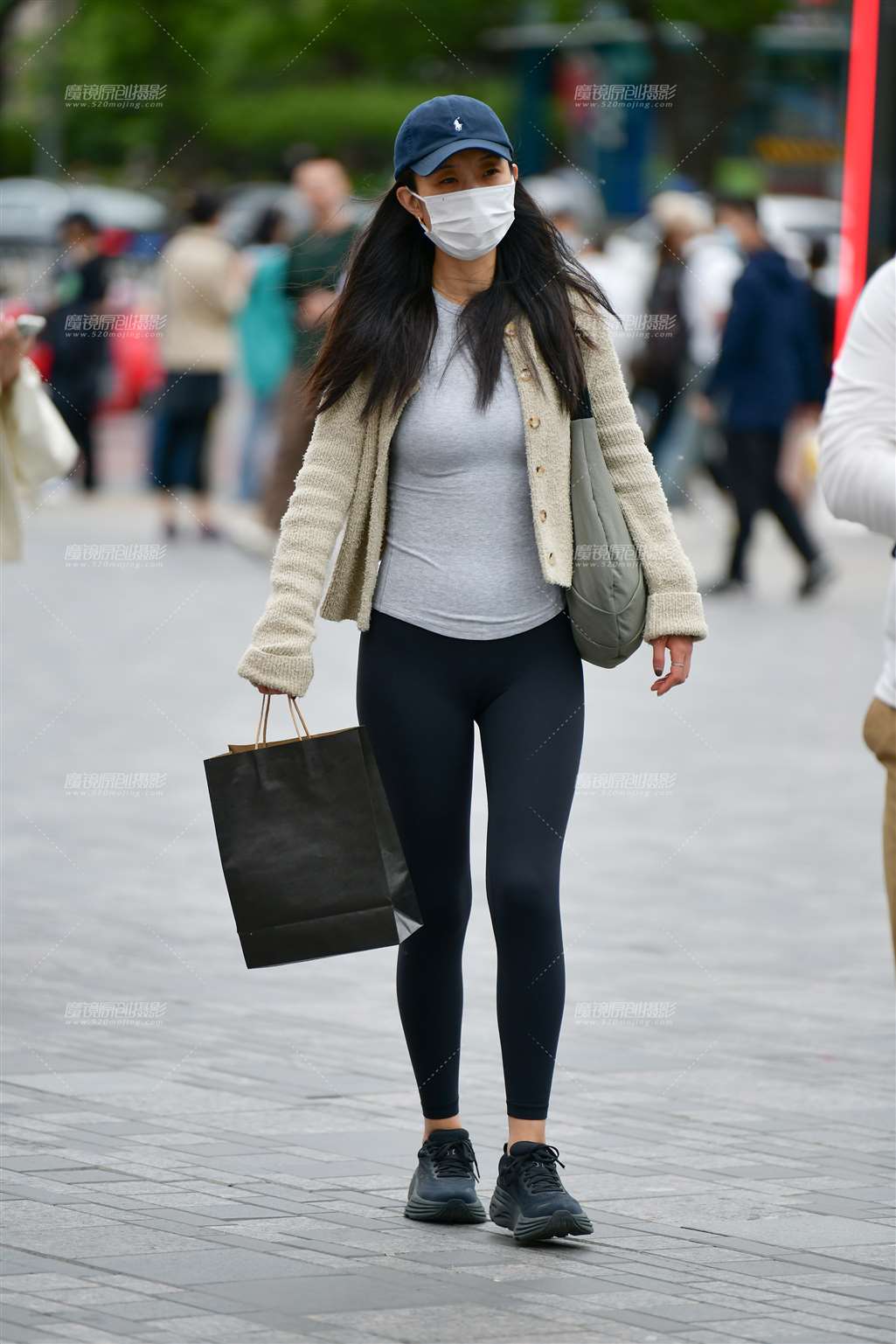 图片[1]-赶路紧身裤美女-街拍流行馆