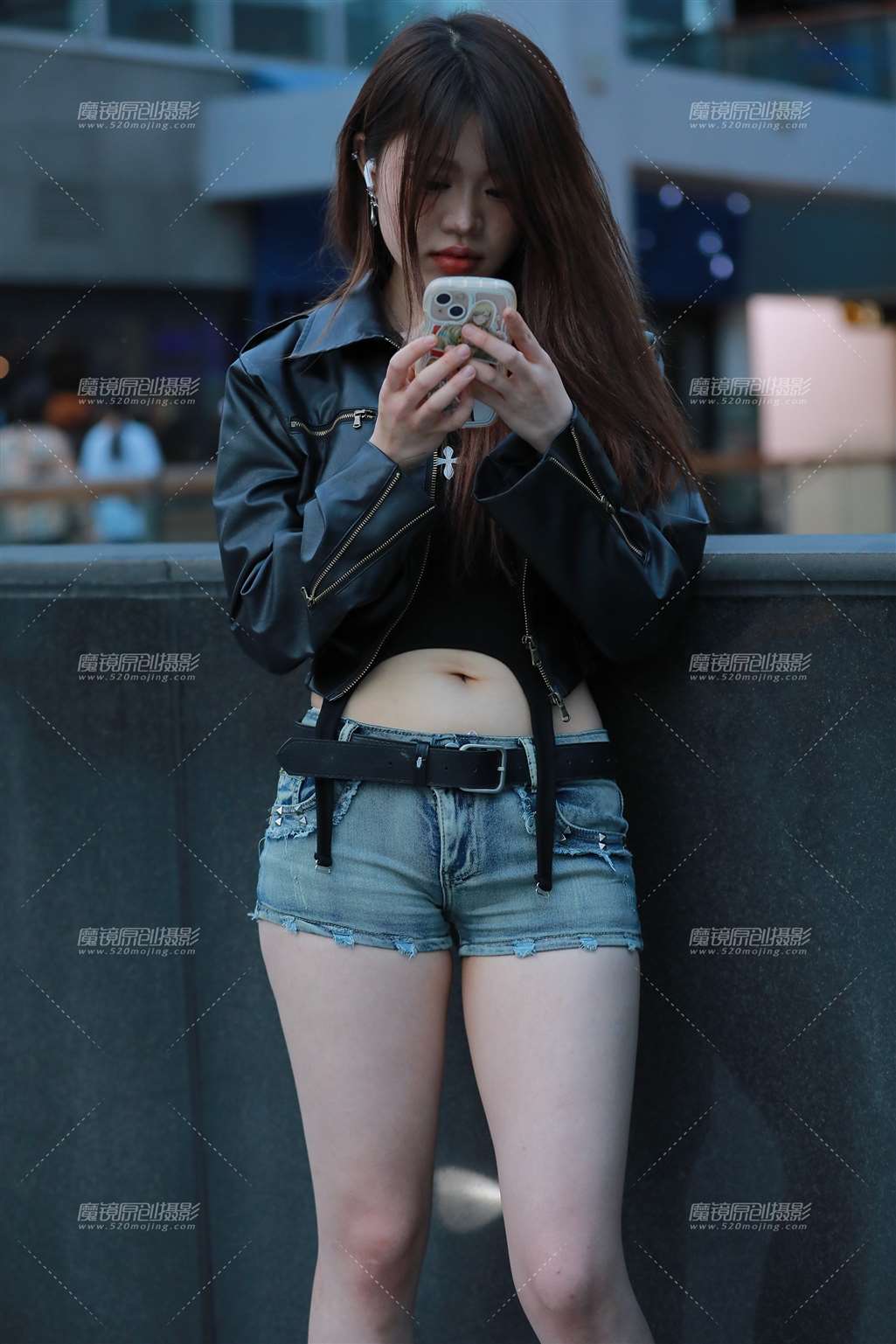 图片[1]-【玻璃街拍】牛仔热裤小妹-街拍流行馆