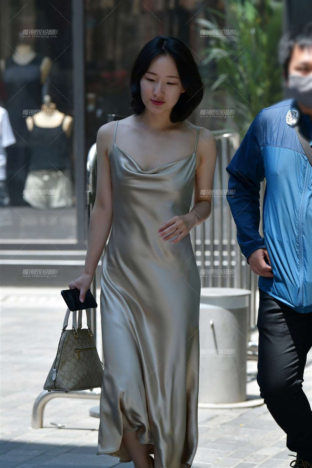 图片[1]-丝滑长裙美女-街拍流行馆