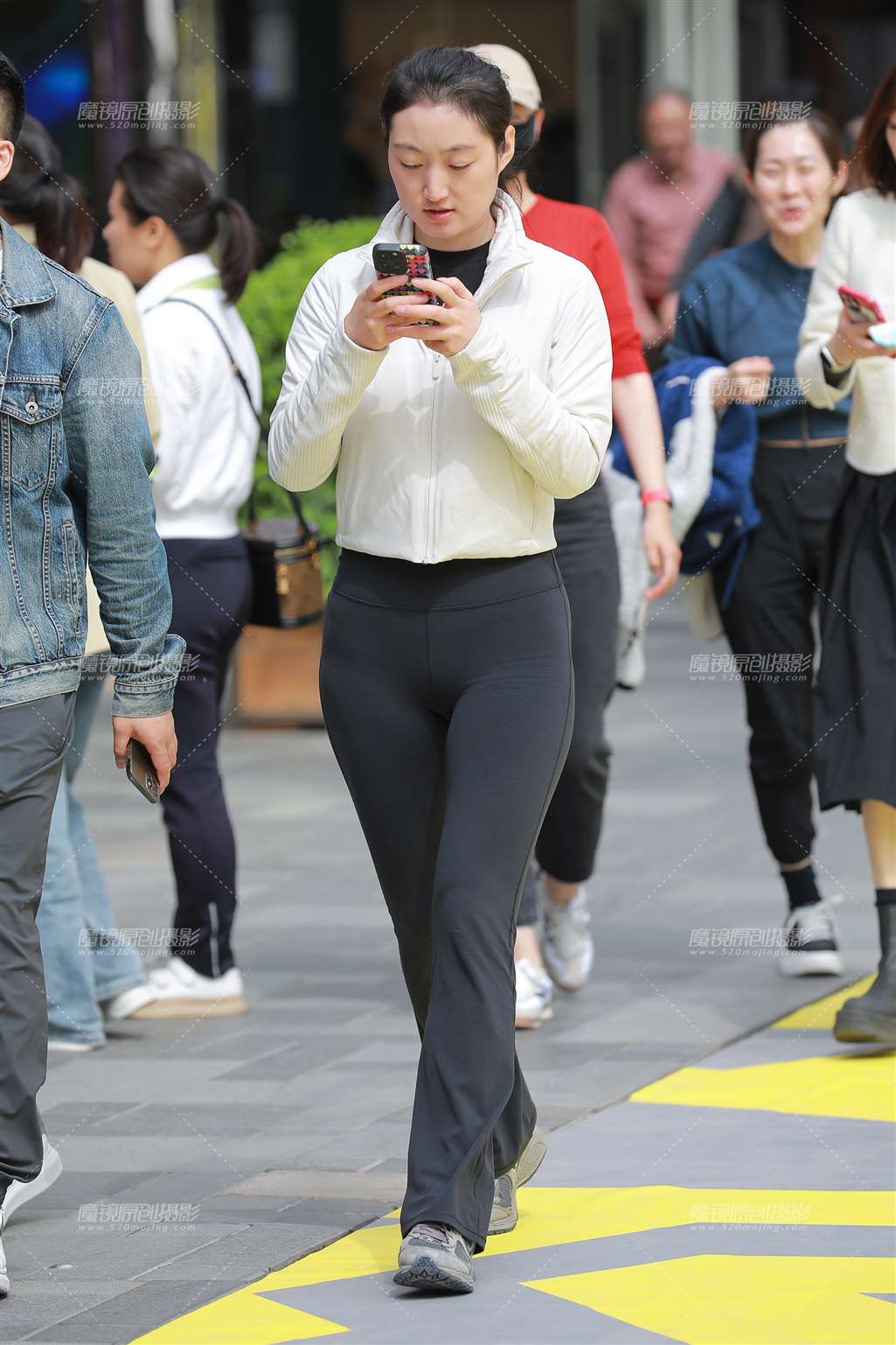 图片[1]-【玻璃街拍】阳光下的紧身裤女友-街拍流行馆