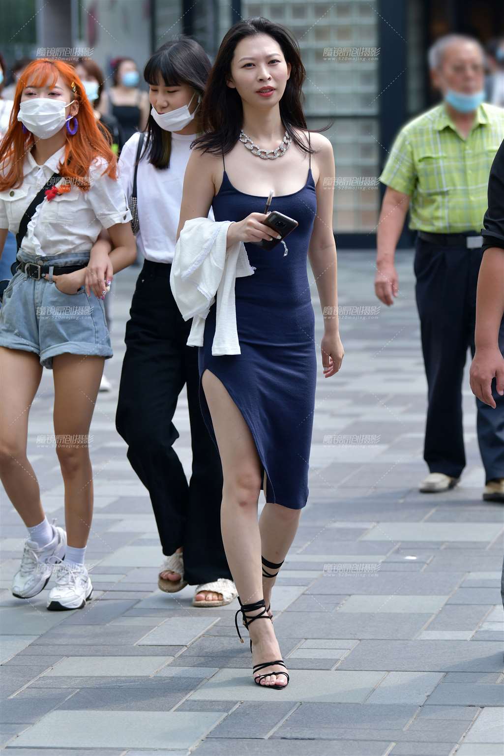 图片[1]-开叉长裙美女-街拍流行馆