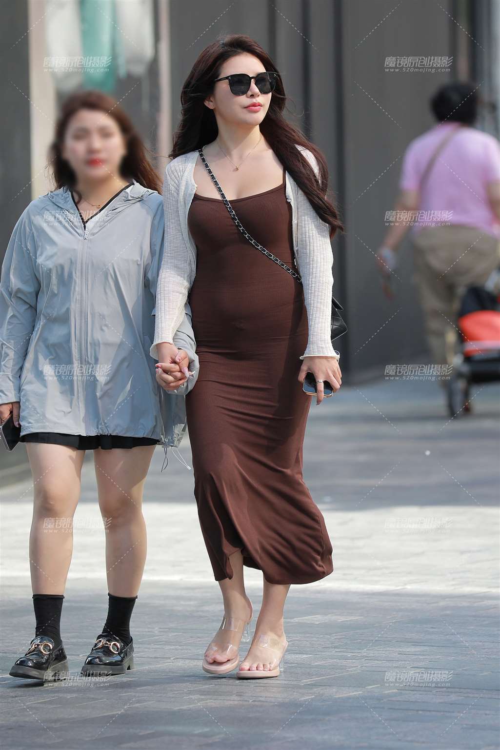 图片[3]-【玻璃街拍】性感白嫩包臀裙美女-街拍流行馆