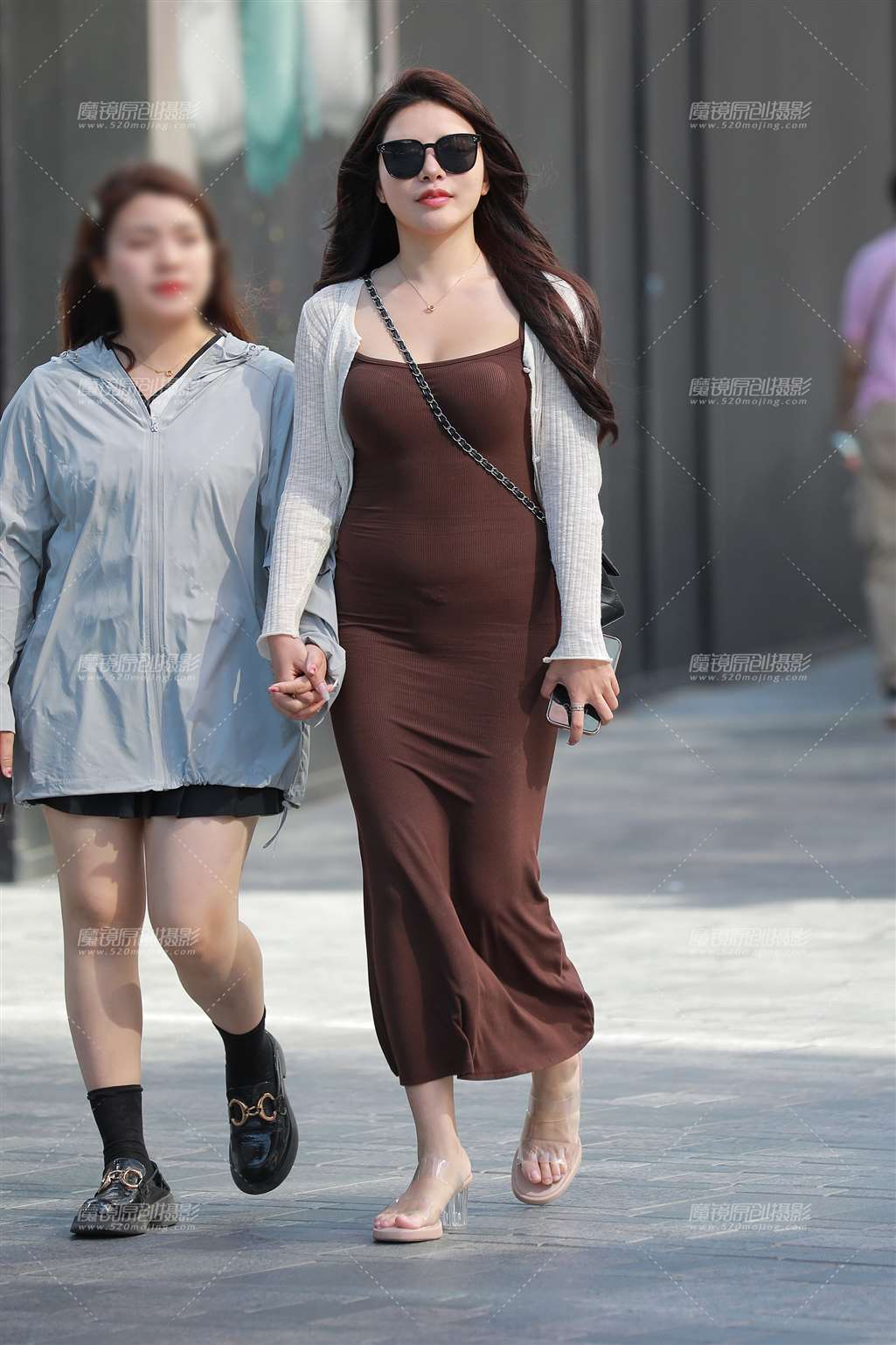 图片[4]-【玻璃街拍】性感白嫩包臀裙美女-街拍流行馆