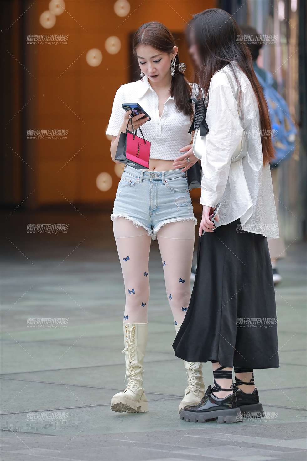 图片[1]-【玻璃街拍】牛仔热裤美眉-街拍流行馆