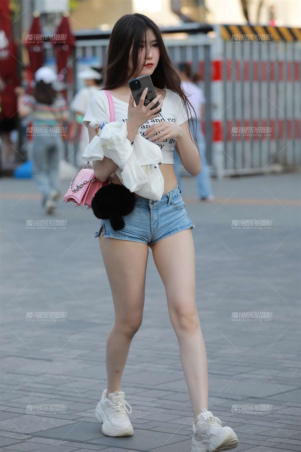 图片[1]-【玻璃街拍】牛仔超短热裤美女-街拍流行馆