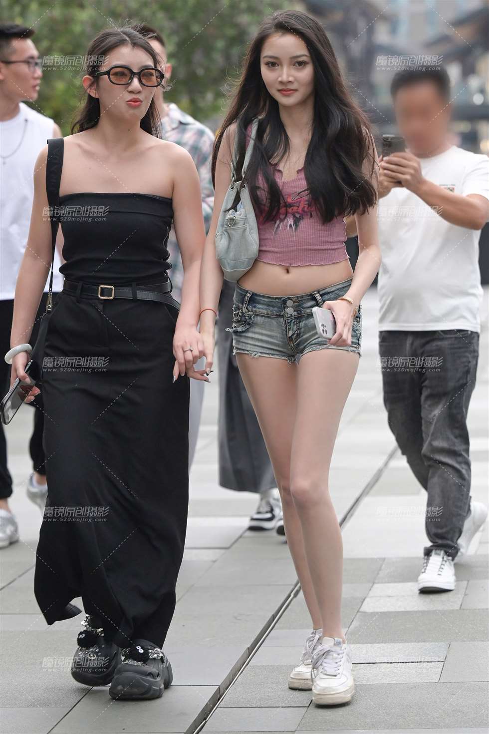 图片[1]-牛仔热裤长腿美女-街拍流行馆