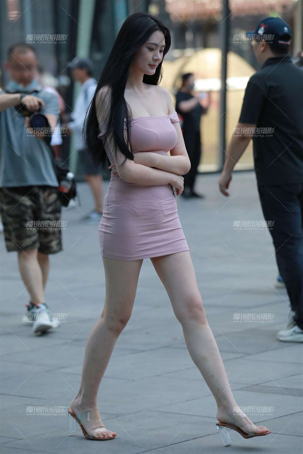 图片[1]-【玻璃街拍】粉色性感包臀裙美女-街拍流行馆