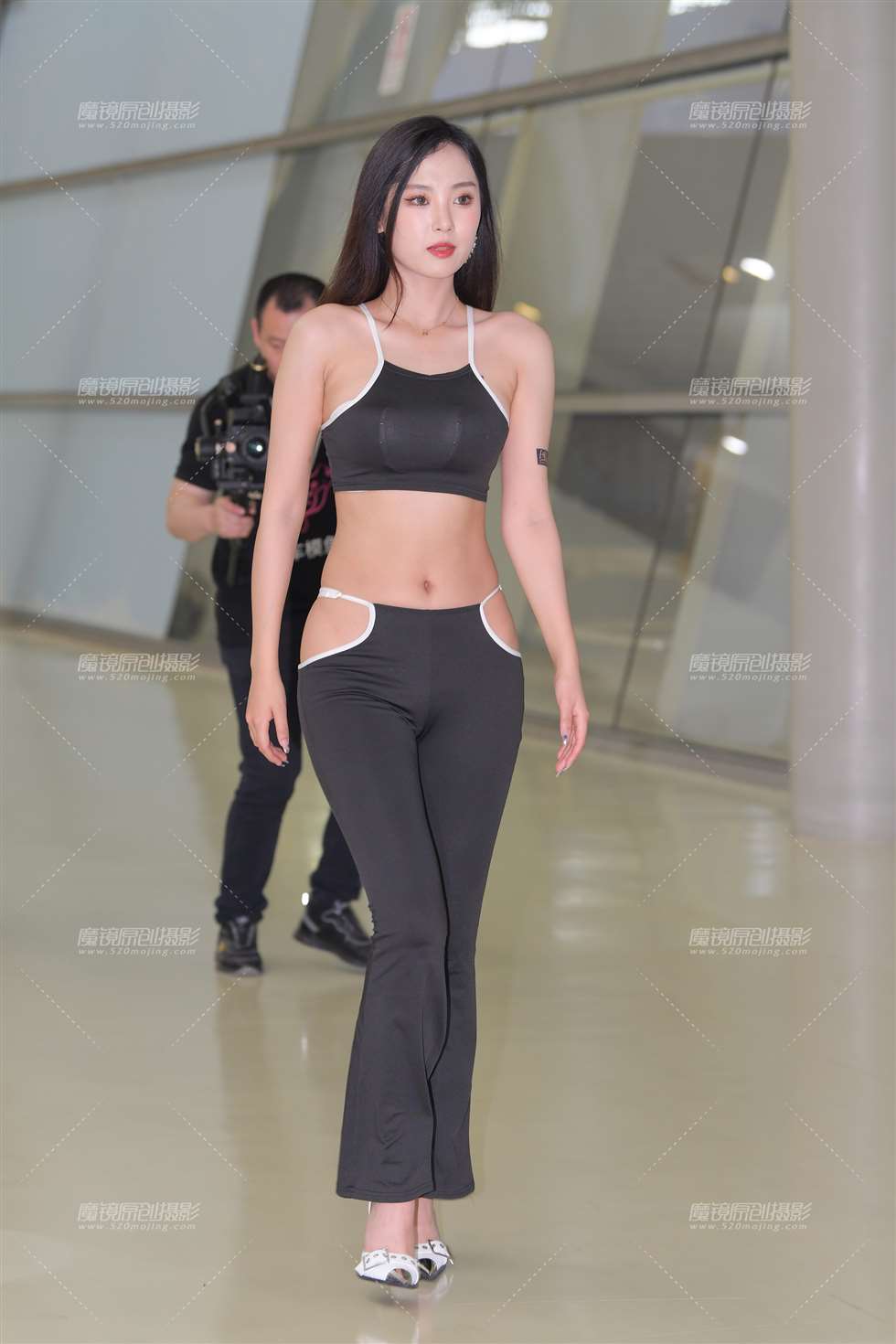 图片[1]-黑裤美女-街拍流行馆